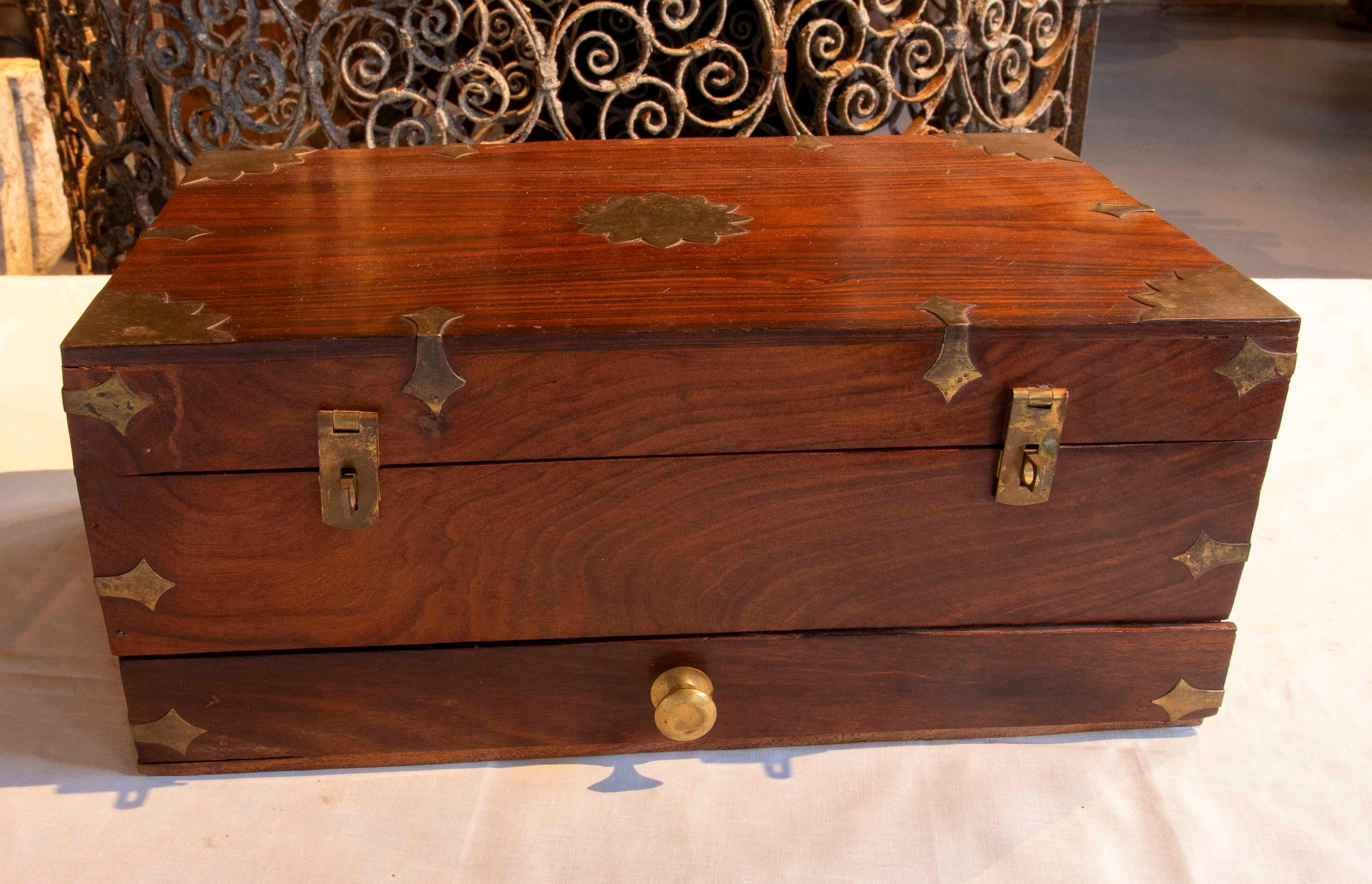 Elegant English campaign desk box crafted from solid rosewood with finely crafted brass reinforcements and details. This mid-20th-century piece combines the functionality of a portable chest with the aesthetic refinement typical of Victorian-era
