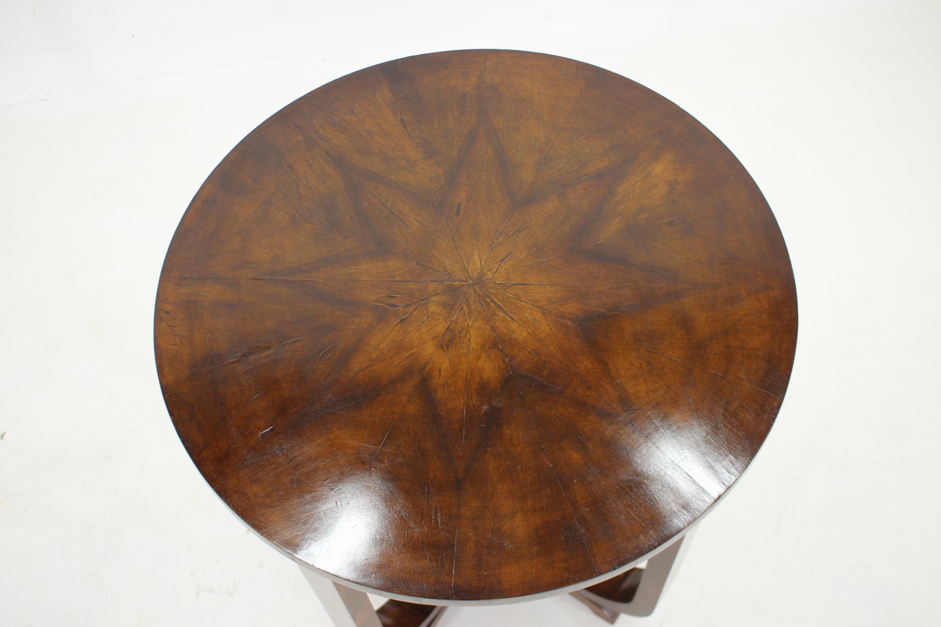 1930s Round Art Deco Coffee or Side Table in Walnut, Czechoslovakia In Good Condition In Praha, CZ