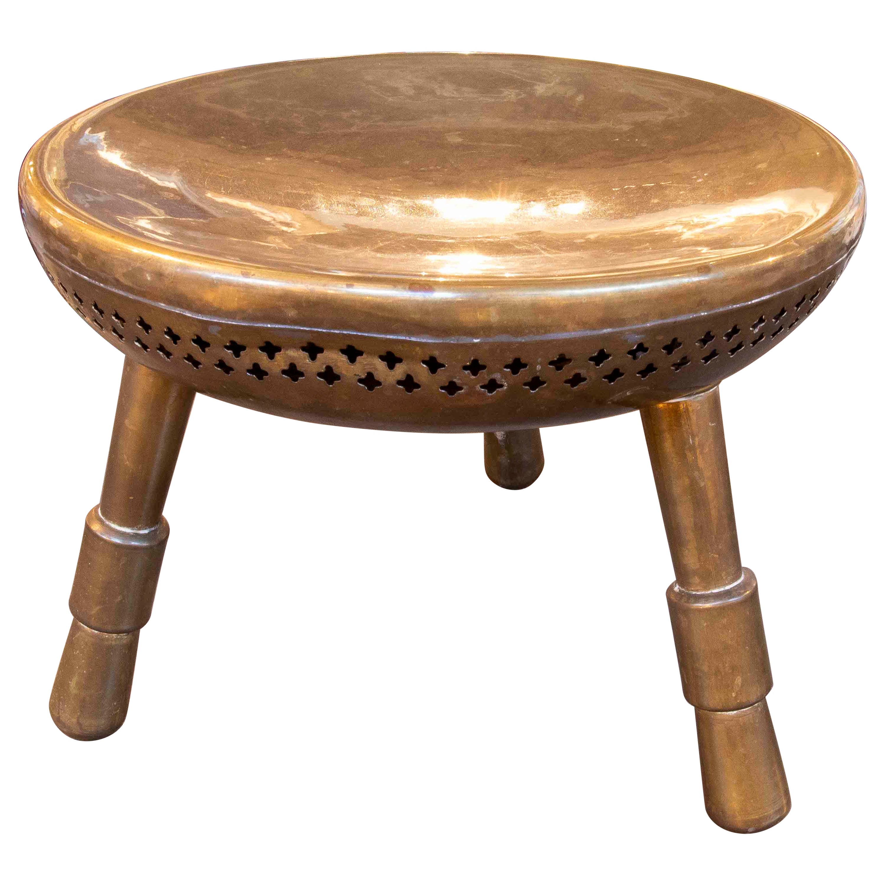 Taburete redondo de latón de los años 30 con patas de estilo oriental