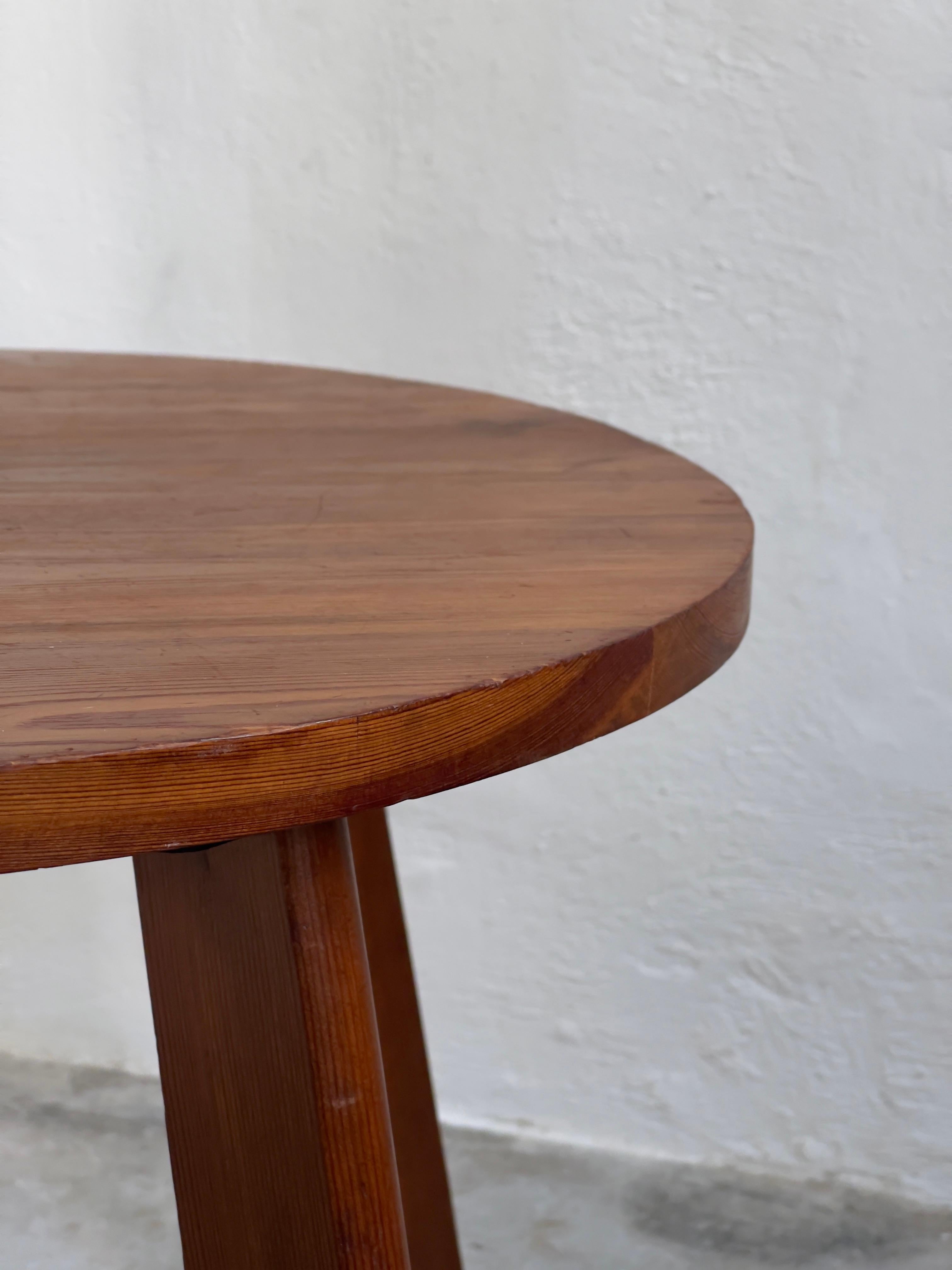 Scandinavian Modern 1930s Round Coffee Table in Deep Patinated Solid Pine from Danish Cabinet Maker For Sale