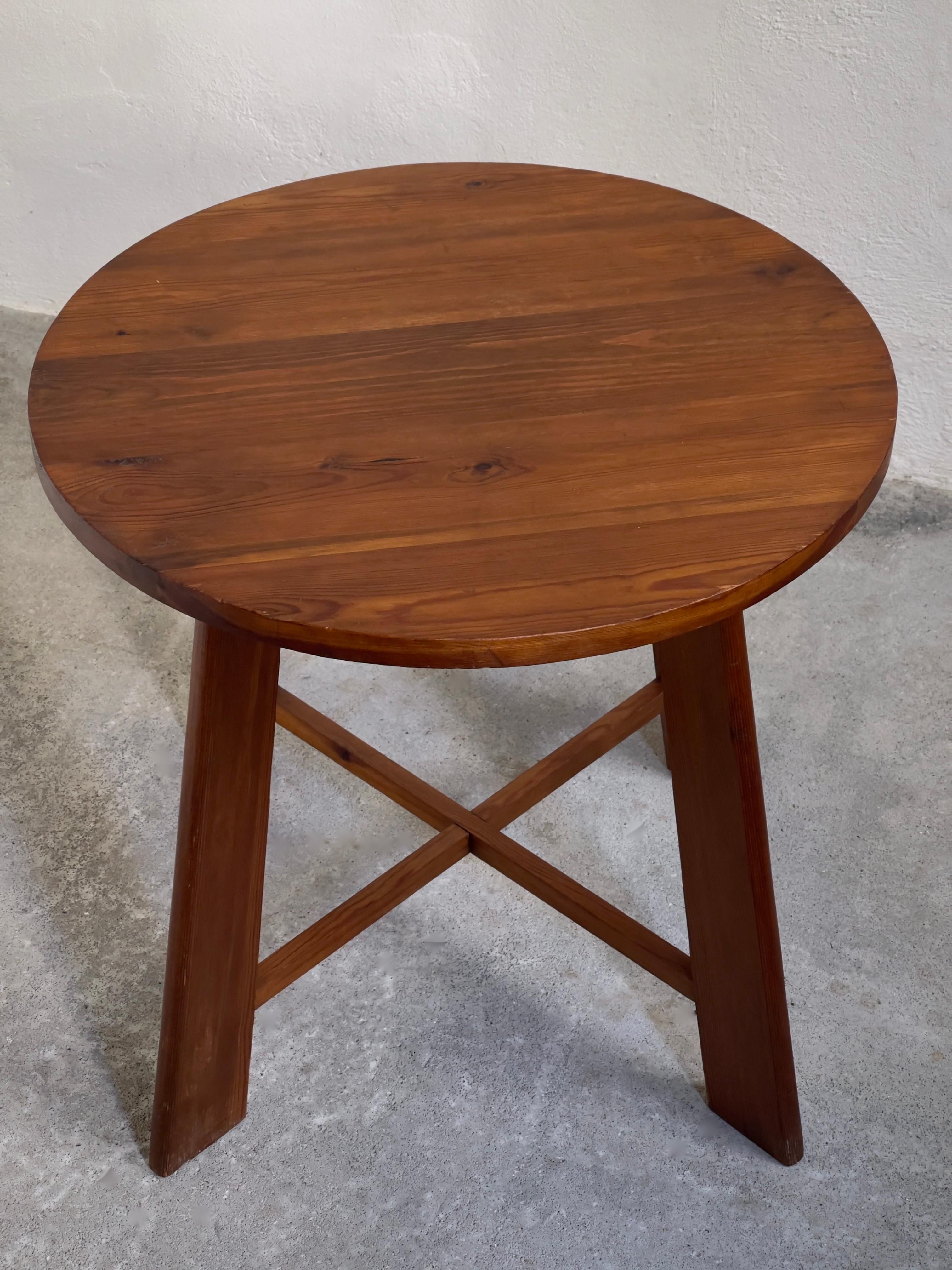 1930s Round Coffee Table in Deep Patinated Solid Pine from Danish Cabinet Maker In Good Condition For Sale In København K, 84