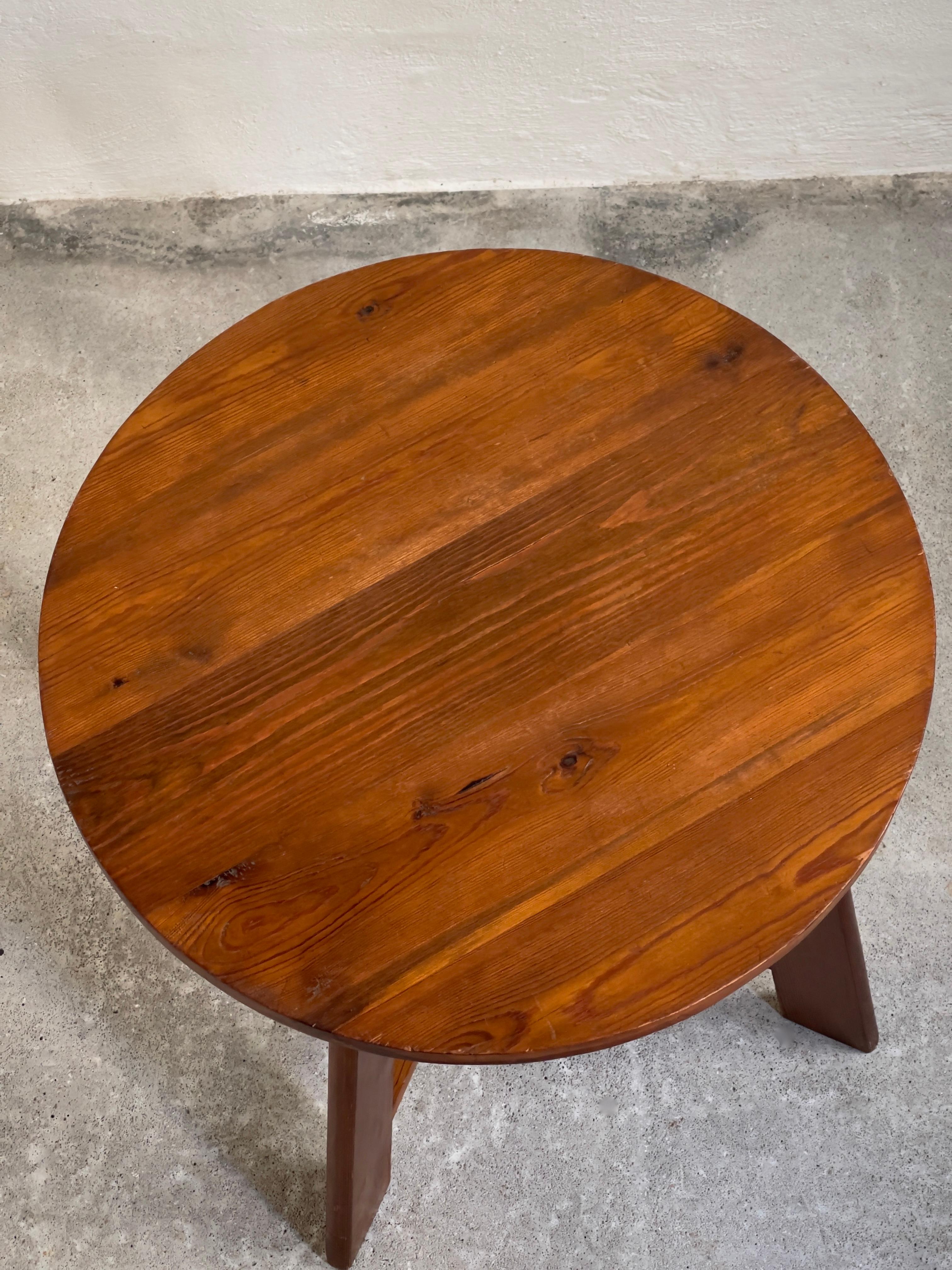 1930s Round Coffee Table in Deep Patinated Solid Pine from Danish Cabinet Maker For Sale 1