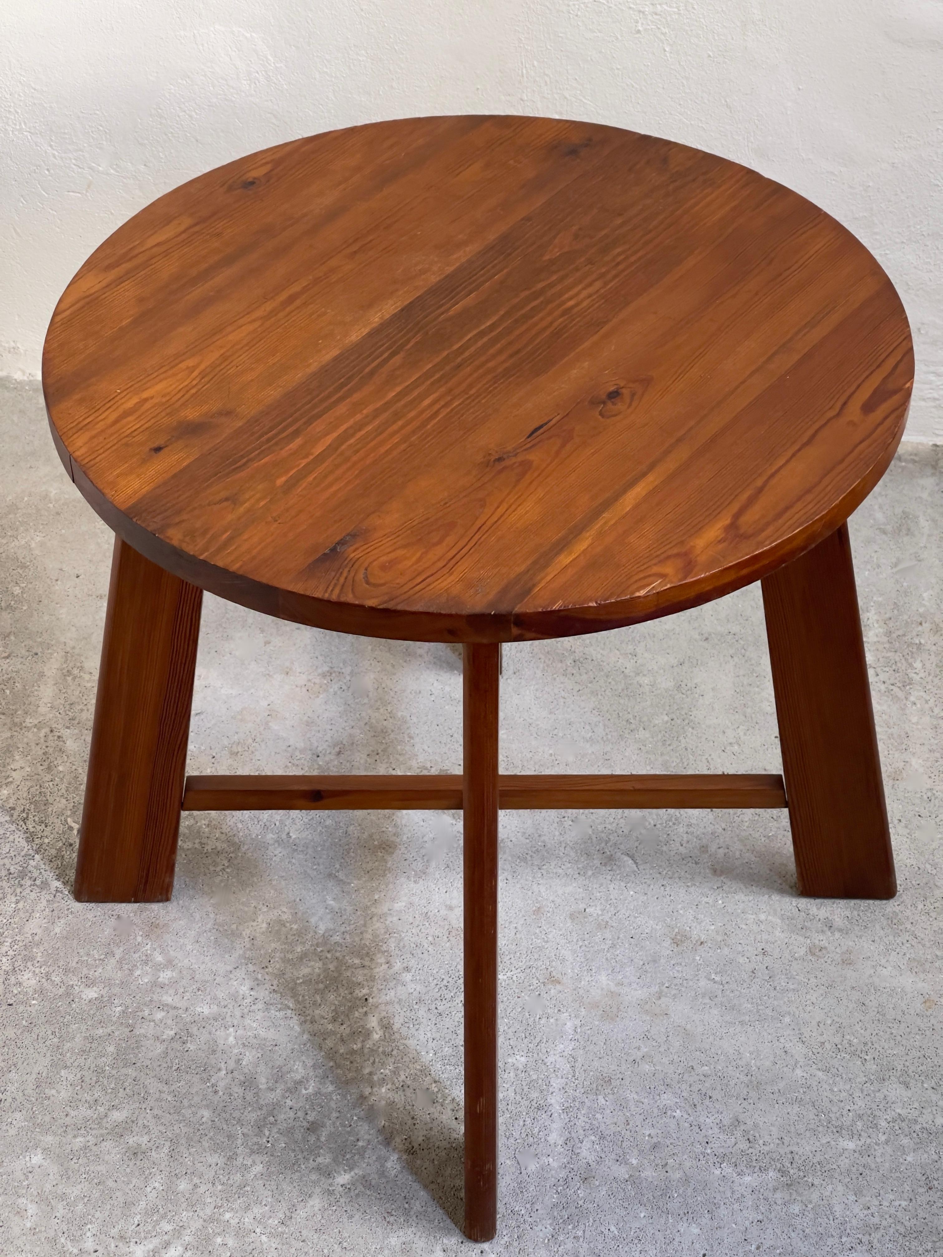 1930s Round Coffee Table in Deep Patinated Solid Pine from Danish Cabinet Maker For Sale 2