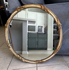 Specchio da parete rotondo in legno dorato in stile French Rococo del 1930