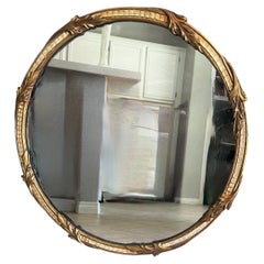 Specchio da parete rotondo in legno dorato in stile French Rococo del 1930