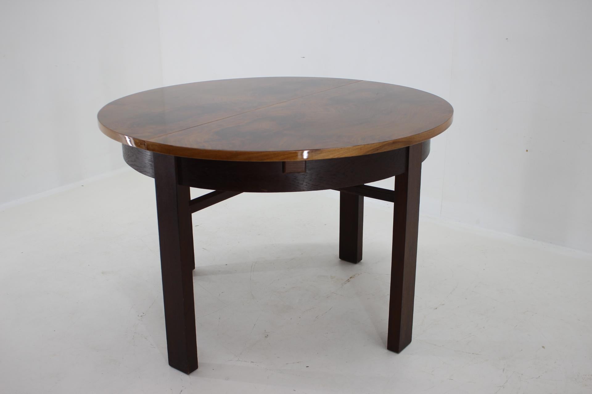 1930s Round /Oval Art Deco Extendable Dining Table in Walnut, Restored  en vente 3