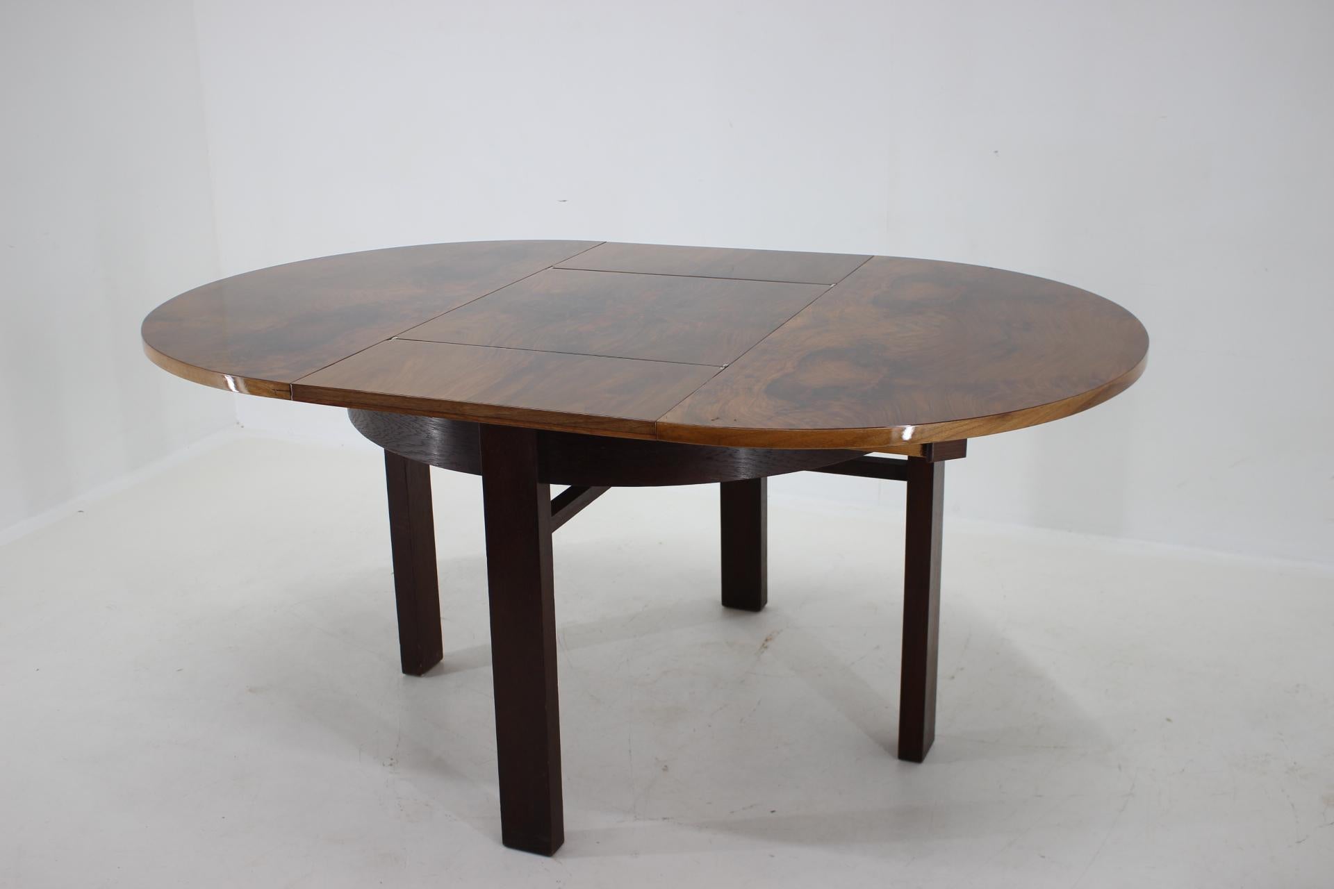 1930s Round /Oval Art Deco Extendable Dining Table in Walnut, Restored  In Good Condition For Sale In Praha, CZ