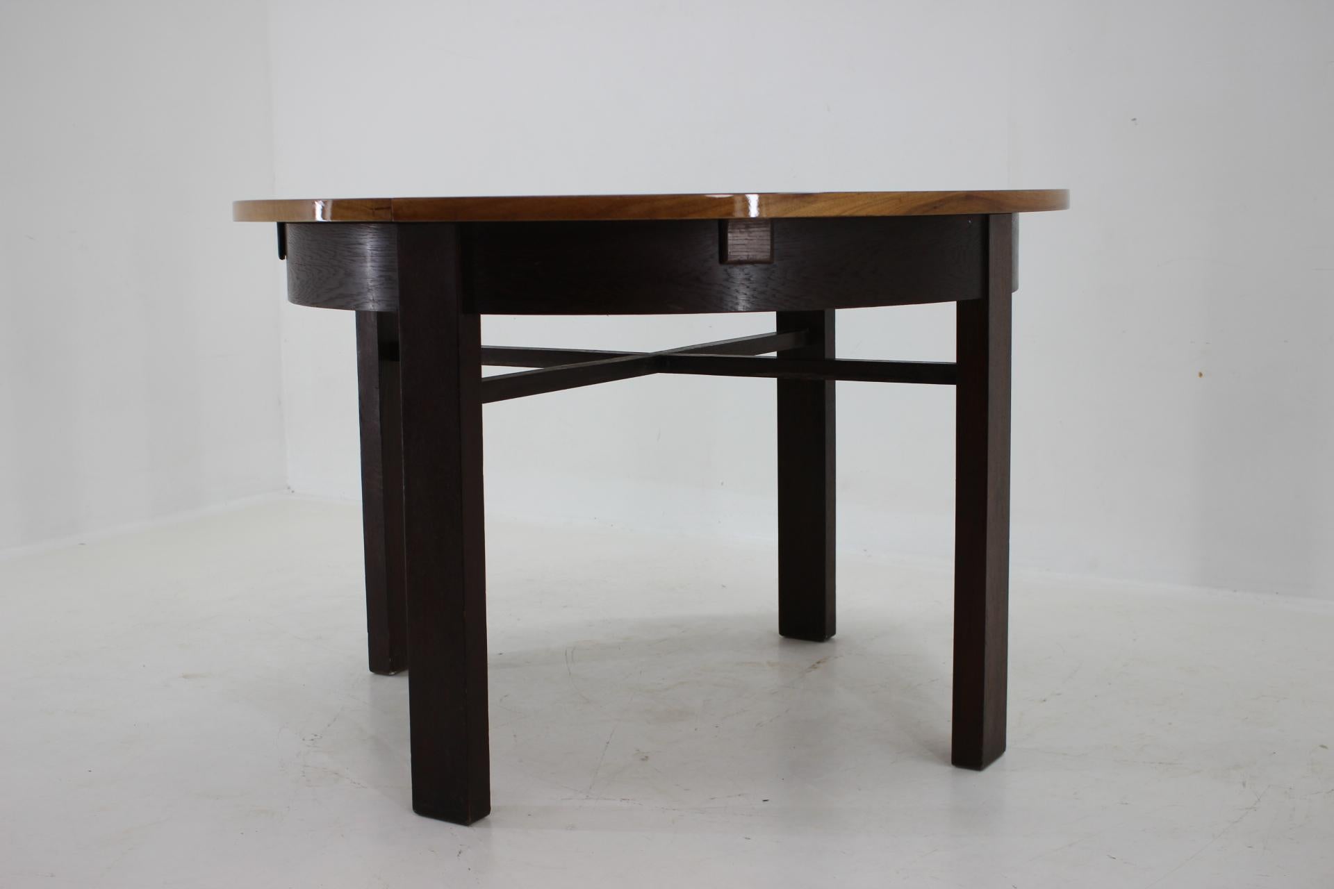 Mid-20th Century 1930s Round /Oval Art Deco Extendable Dining Table in Walnut, Restored  For Sale
