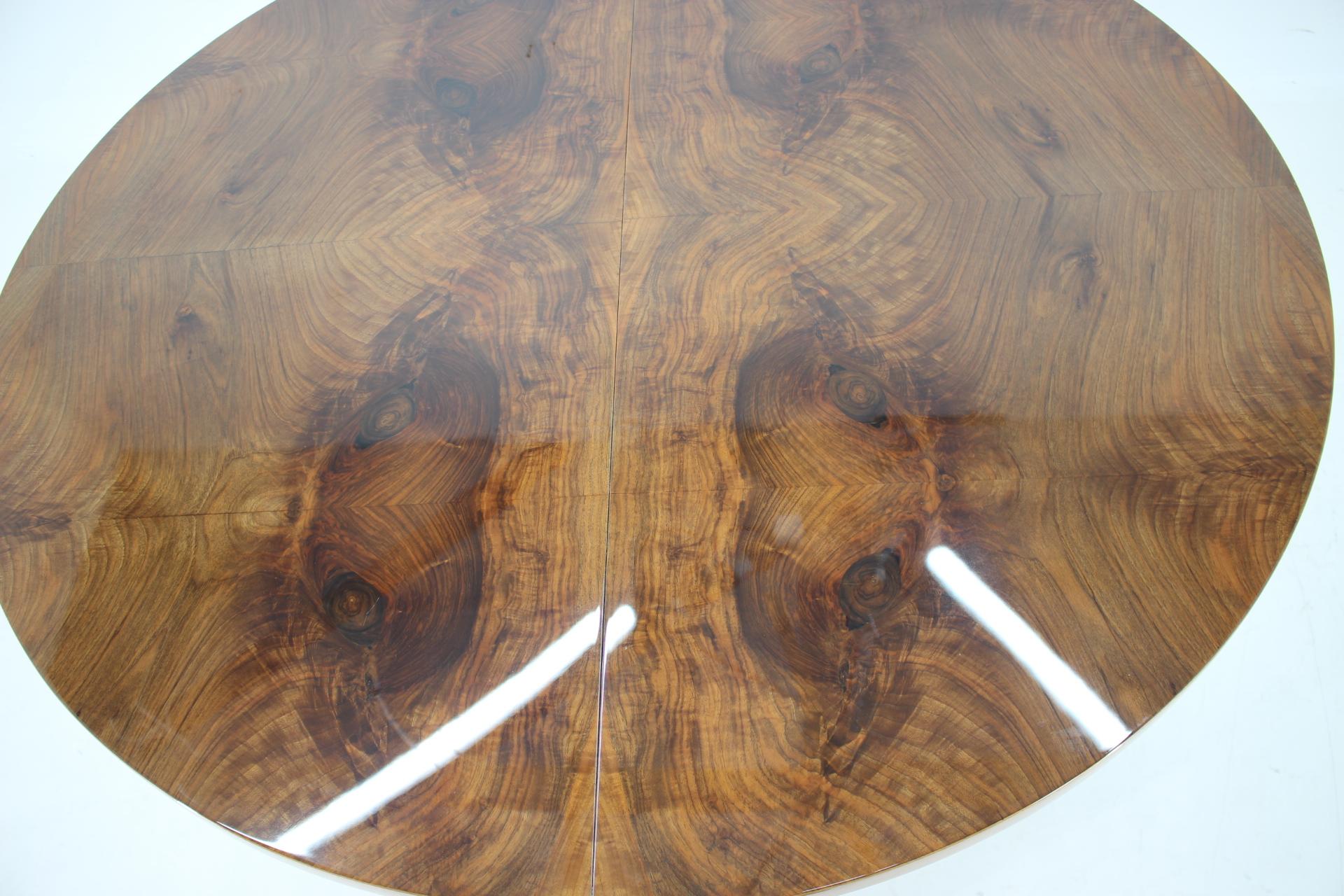 1930s Round /Oval Art Deco Extendable Dining Table in Walnut, Restored  en vente 1