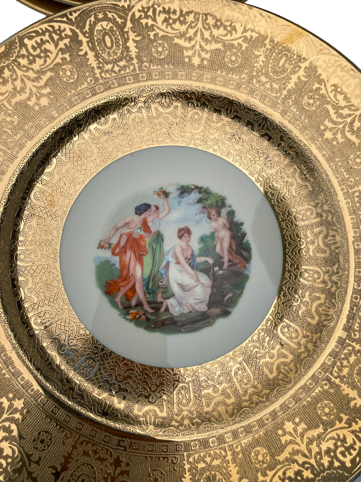 Juego de 12 platos llanos o decorativos de China Real con oro de 22 quilates sobre porcelana fina. Todo en buen estado; sin grietas ni astillas.
Alrededor de 1930.
La clásica escena en medio de las mujeres es una transferencia. Seis de los platos