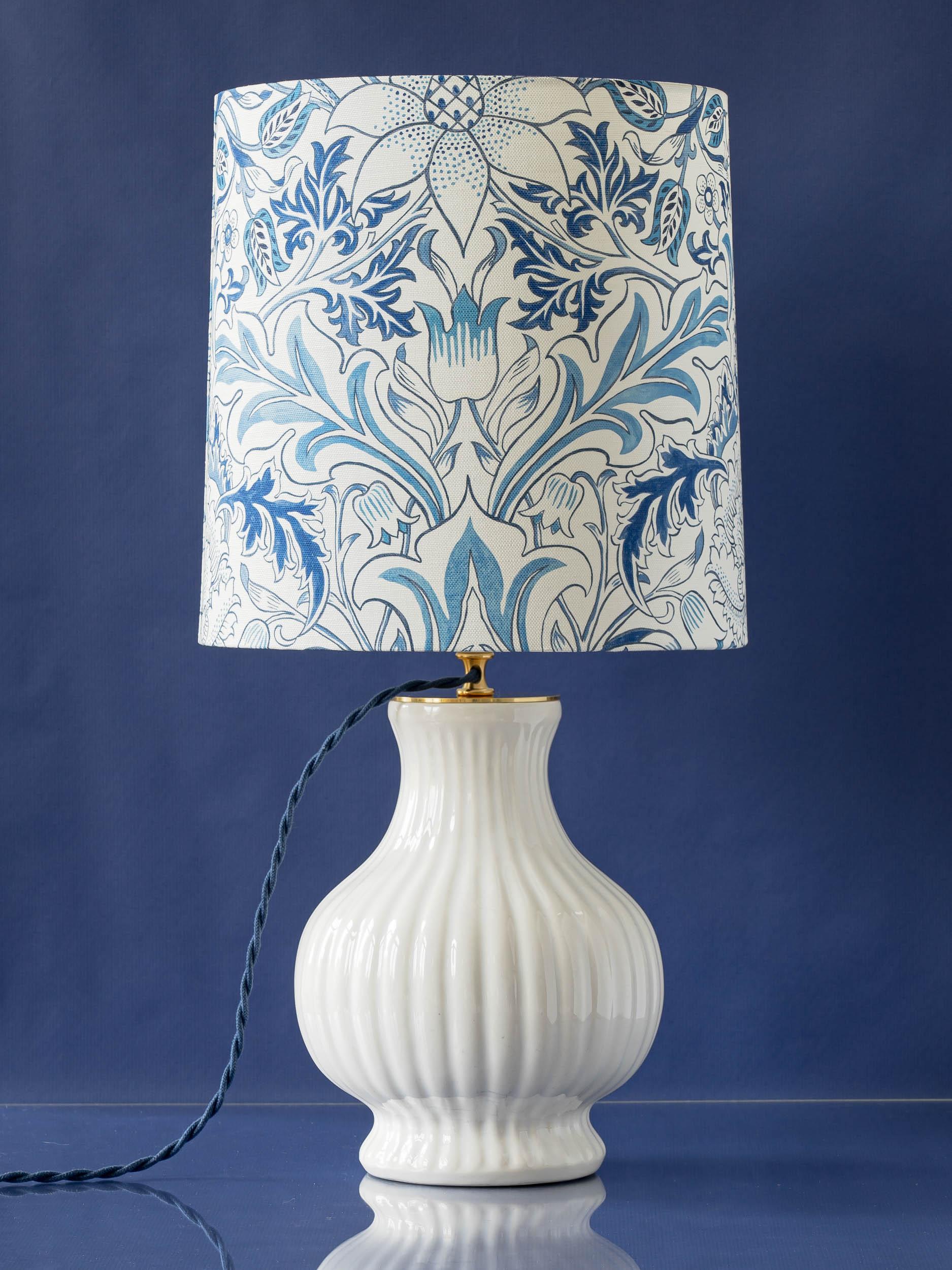 Royal Delft White Table Lamp (1930s) New William Morris Severn Shade In Good Condition For Sale In AMSTERDAM, NL
