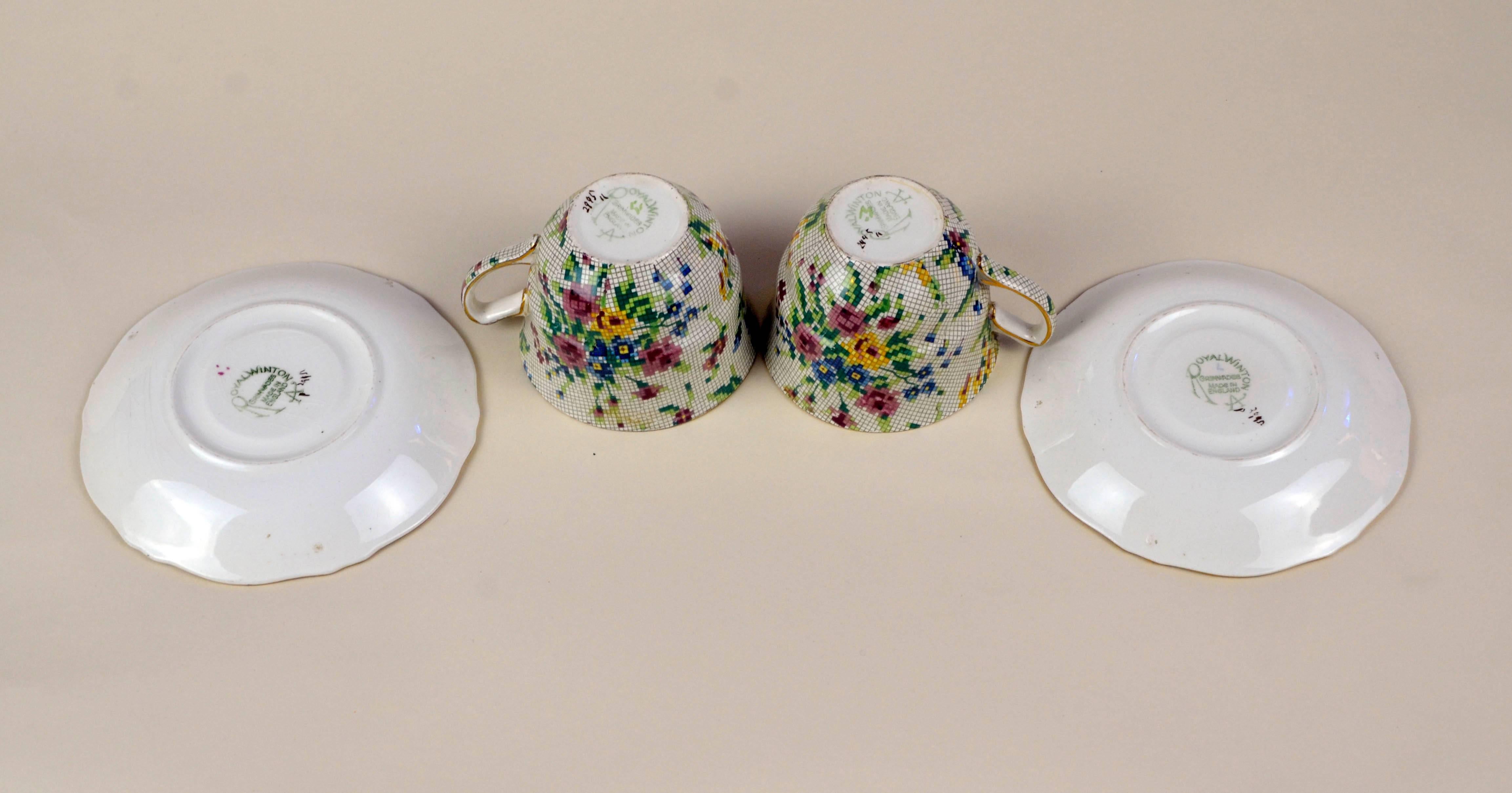 1930s Royal Winton Pair of Two Tea Cups Anne Needlepoint Pattern Made in England In Good Condition For Sale In Milan, IT