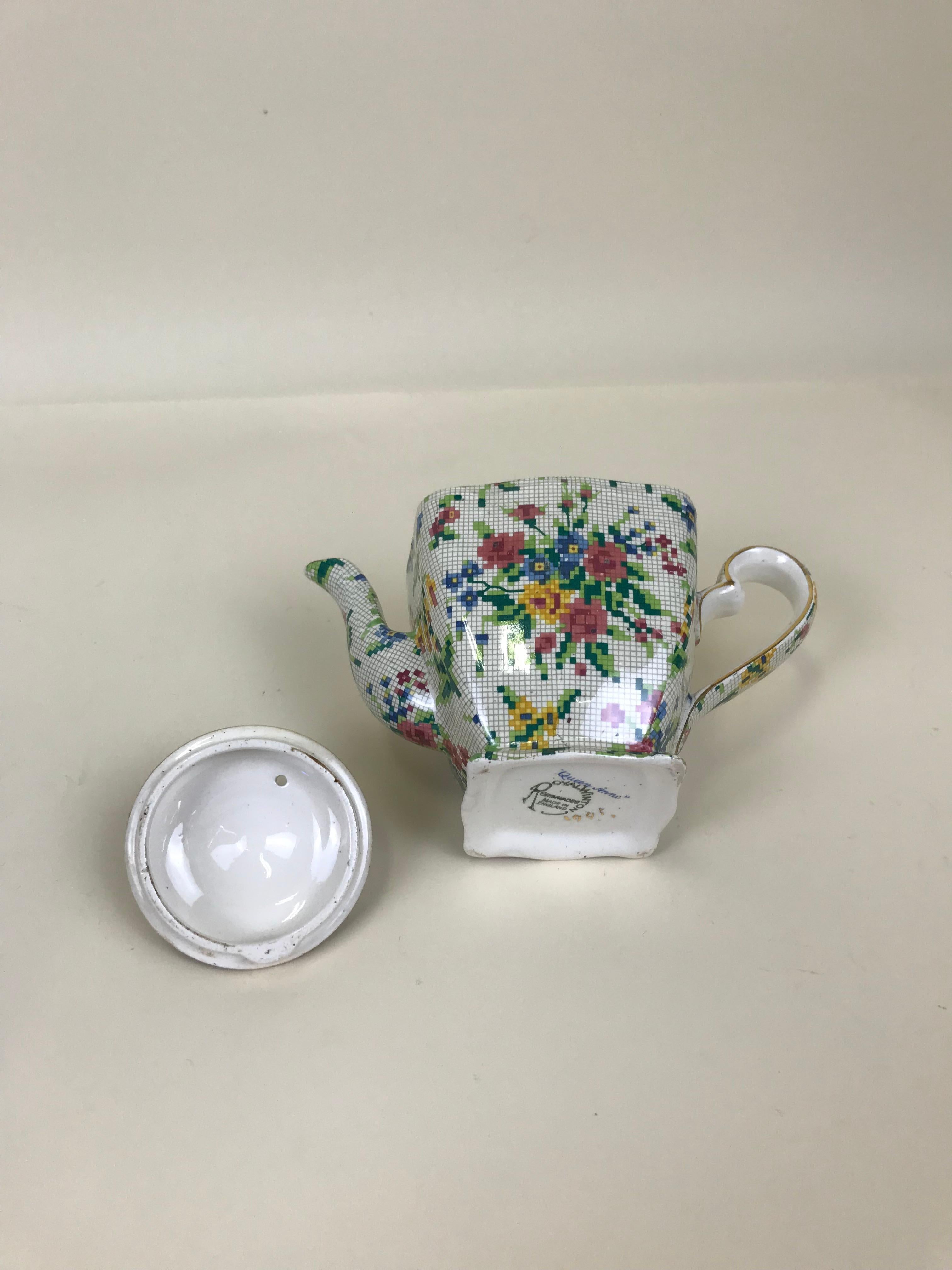 1930s Royal Winton Squared Teapot Queen Anne Needlepoint Pattern Made in England In Good Condition In Milan, IT
