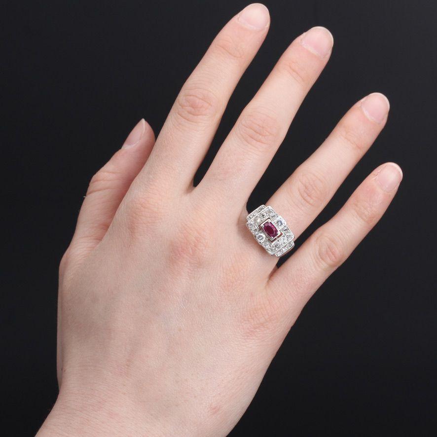 Ring in platinum, mascaron hallmark.
Geometrically shaped, this superb art deco ring is set in the center of an intense red ruby. The whole ring is set with brilliant-cut diamonds. The setting is openworked.
Weight of the ruby : 0.50 carat