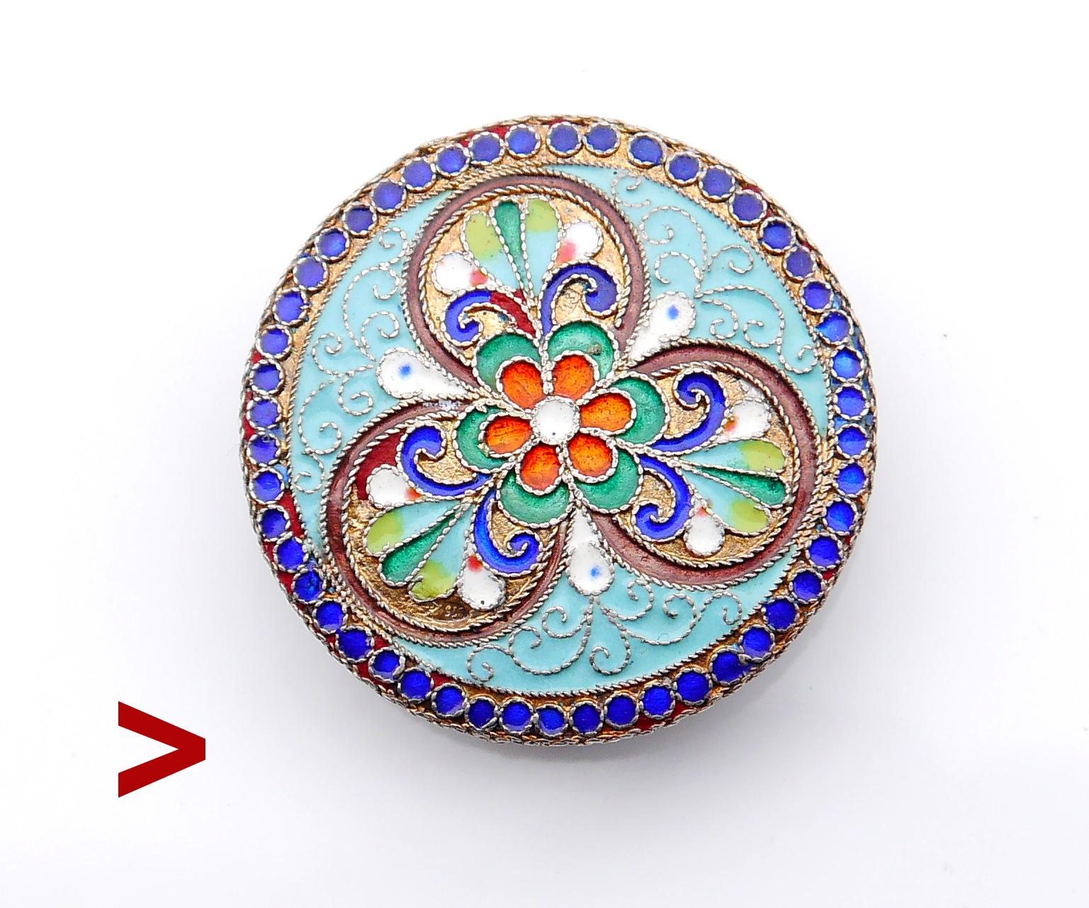 Feine russische Pillen- oder Vanity-Box aus massivem vergoldetem 875er Silber, verziert mit geteilten Emaille-Ornamenten. Weiß, Kobaltblau, Türkisblau, Gelb, Grün, Orange und Braun. Innen vergoldet, Originalspiegel auf der Rückseite des