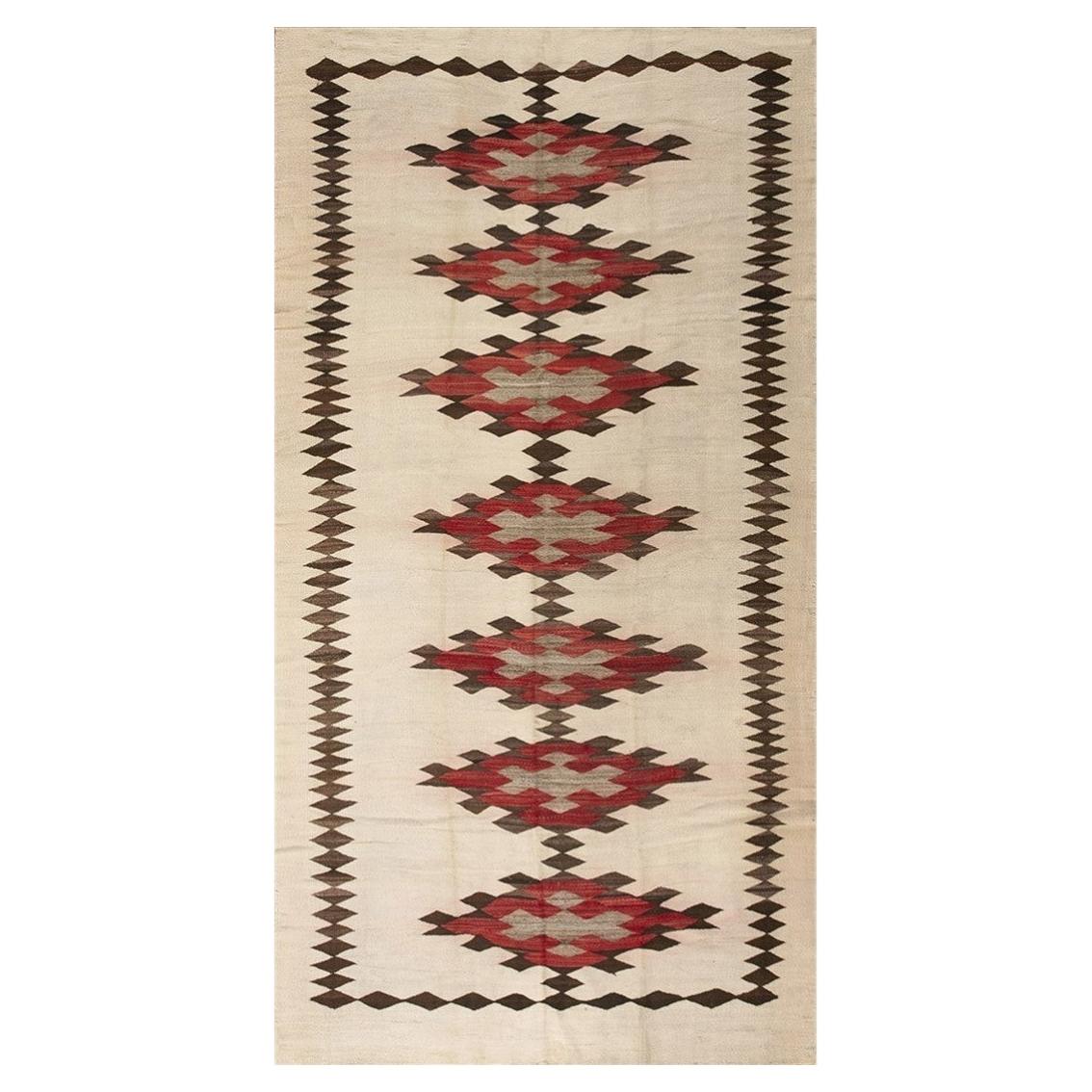 Rustikaler, beigefarbener, geometrisch gemusterter antiker amerikanischer Navajo-Wollteppich aus den 1930er Jahren, flachgewebt im Angebot