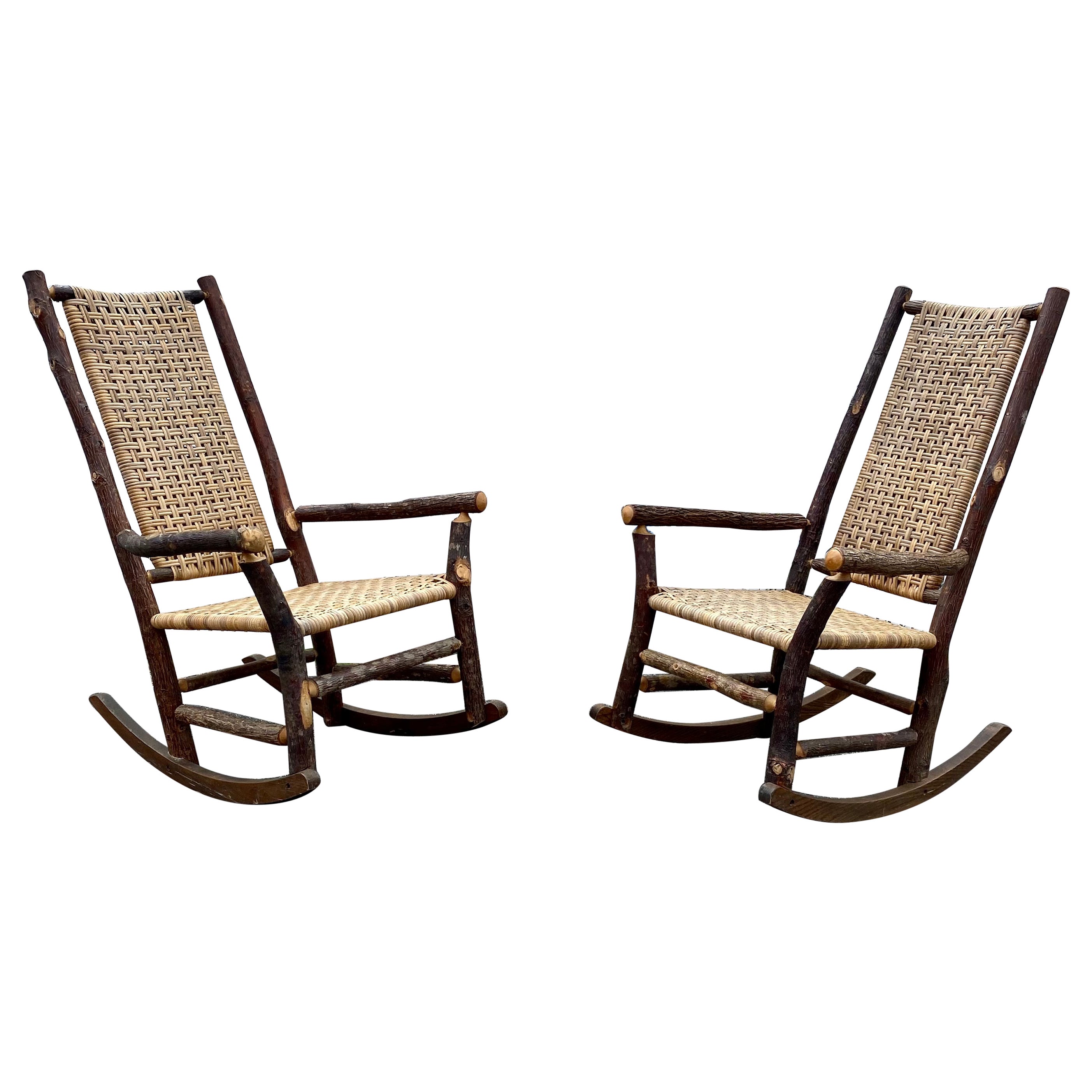 Rustikaler organischer doppelgewebter Rattan-Skulptur-Schaukelstuhl aus Eichenholz, 1930er Jahre im Angebot