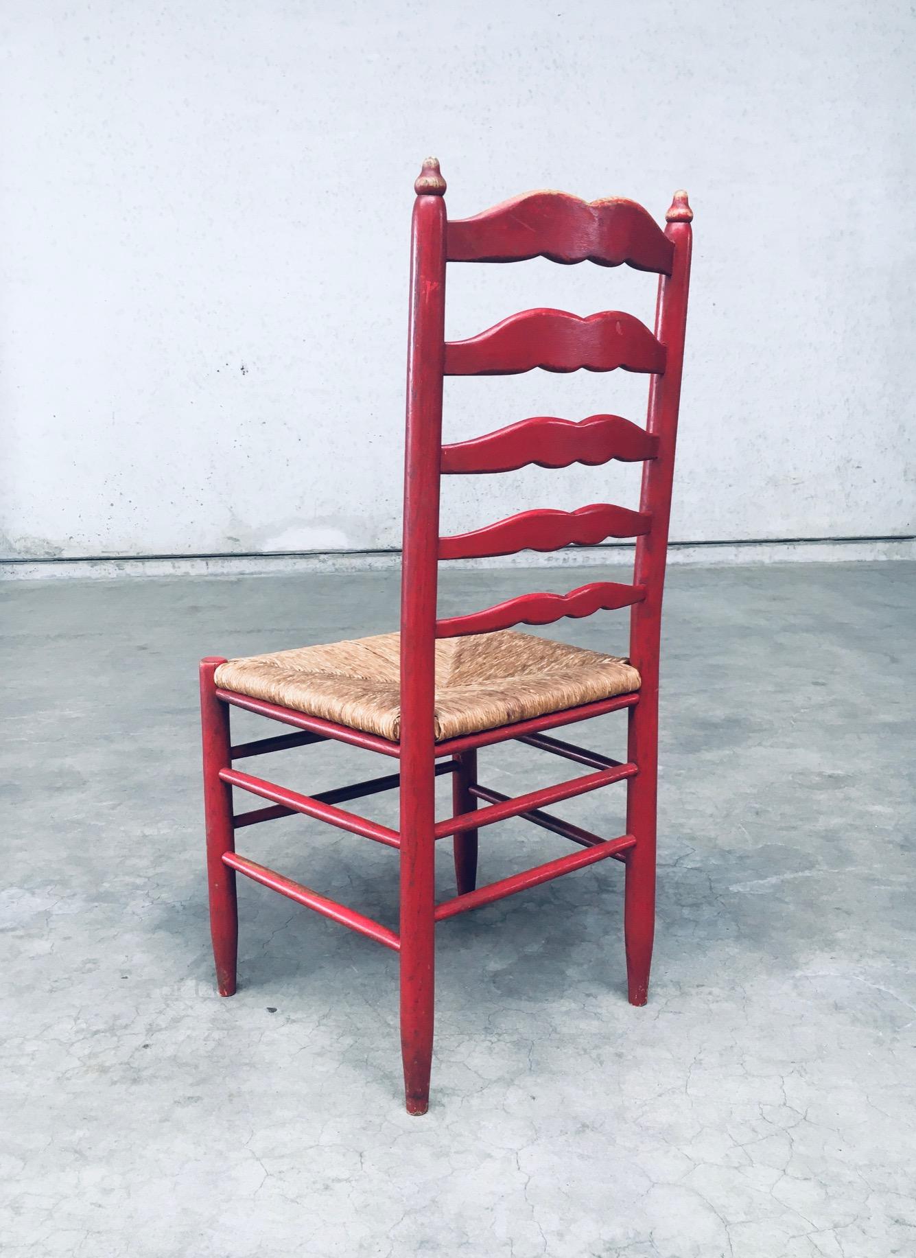 Ensemble de chaises rustiques rouges à haut dossier en bois et joncs des années 1930 en vente 4