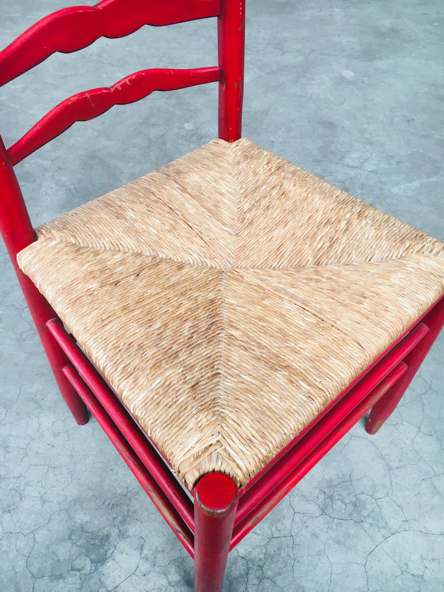 Ensemble de chaises rustiques rouges à haut dossier en bois et joncs des années 1930 en vente 8