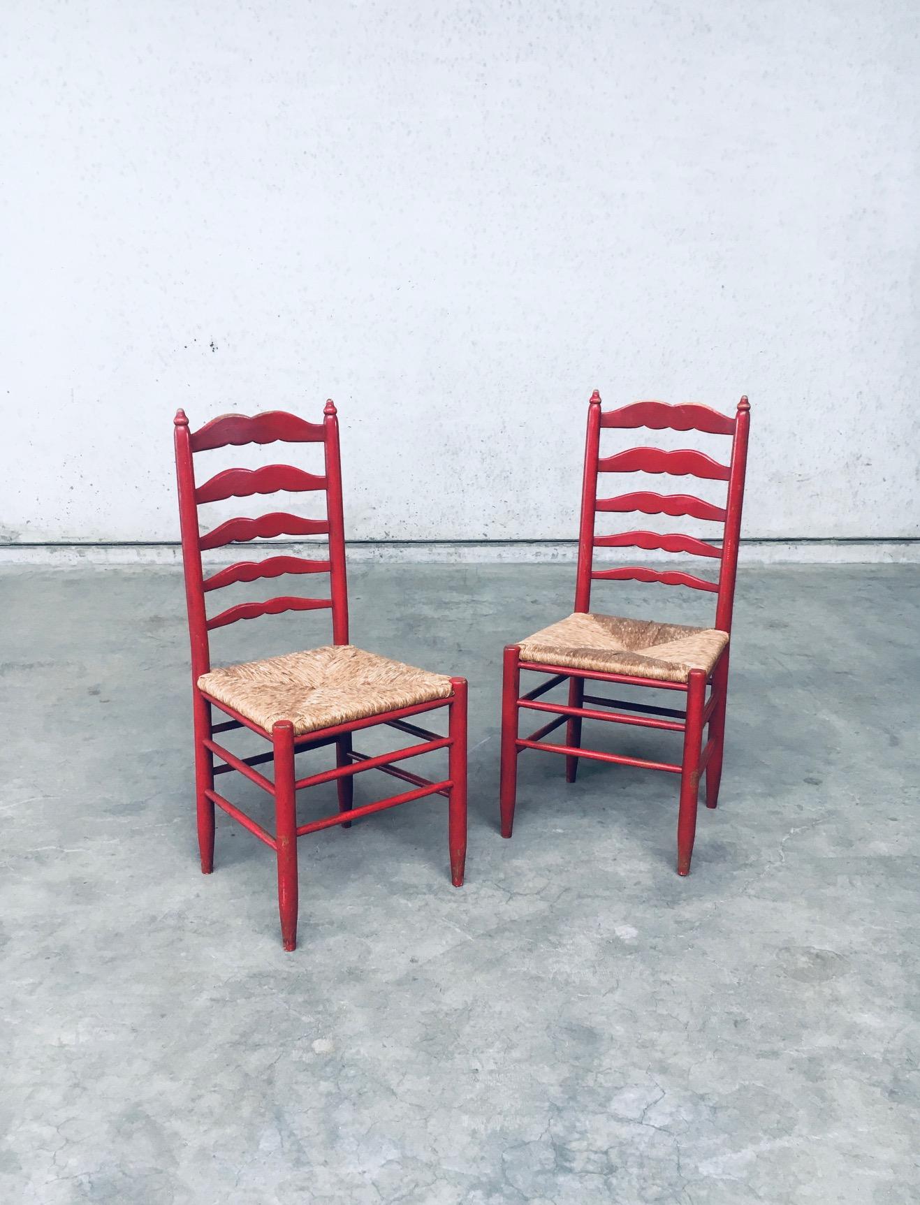 Rustique Ensemble de chaises rustiques rouges à haut dossier en bois et joncs des années 1930 en vente