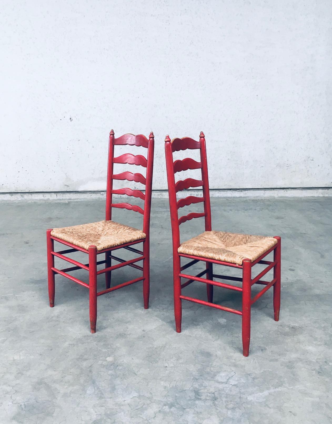 Ensemble de chaises rustiques rouges à haut dossier en bois et joncs des années 1930 Bon état - En vente à Oud-Turnhout, VAN