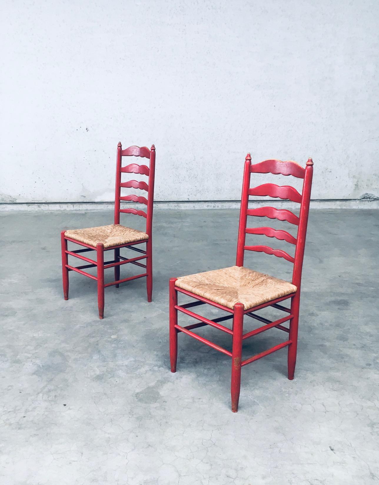 Milieu du XXe siècle Ensemble de chaises rustiques rouges à haut dossier en bois et joncs des années 1930 en vente