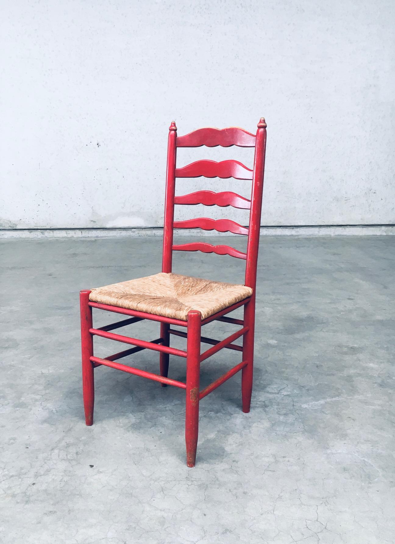 Jonc Ensemble de chaises rustiques rouges à haut dossier en bois et joncs des années 1930 en vente