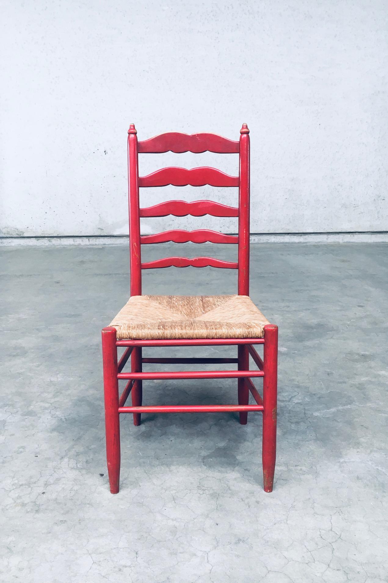 Ensemble de chaises rustiques rouges à haut dossier en bois et joncs des années 1930 en vente 2