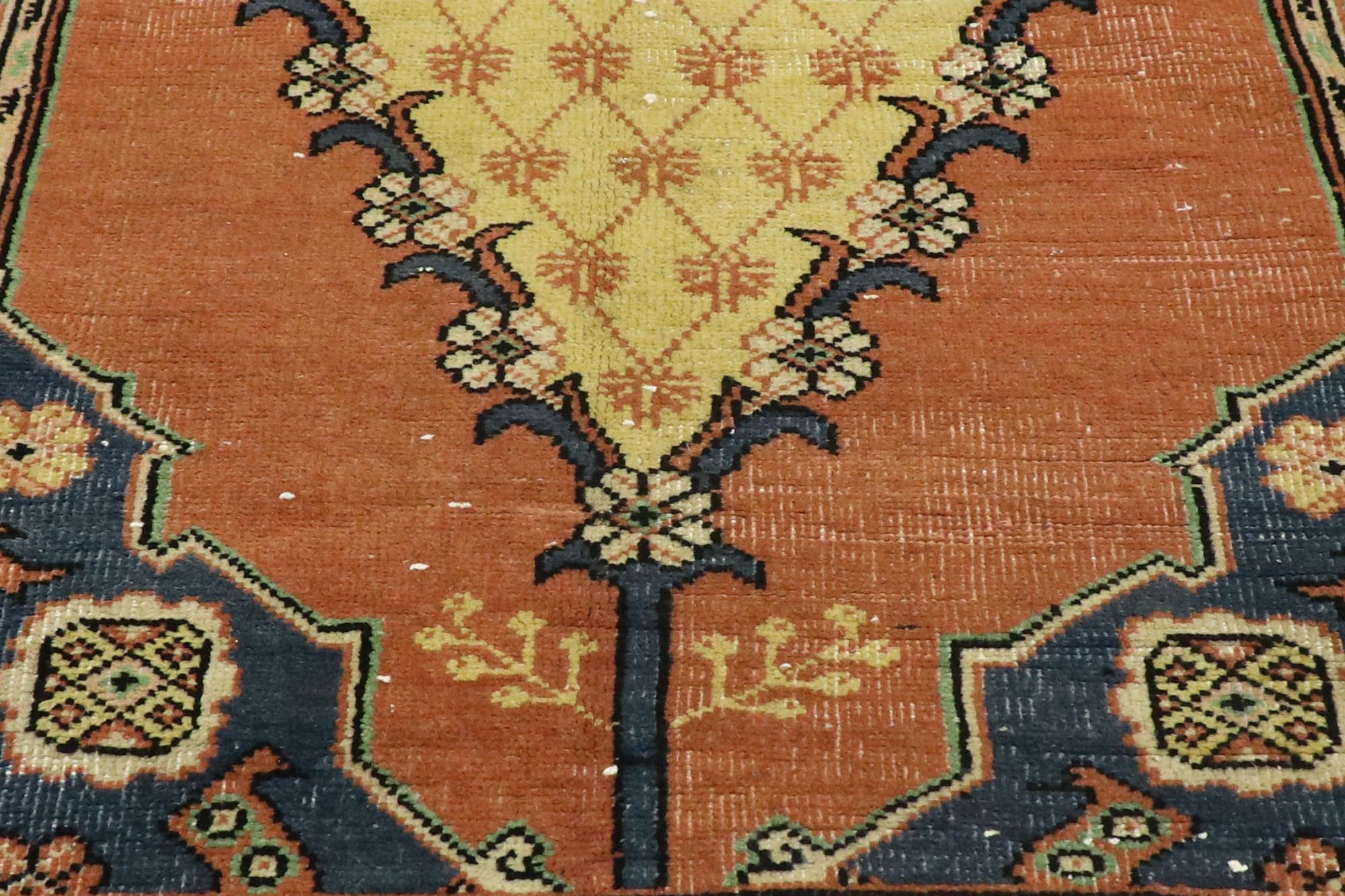 Rustikaler türkischer Oushak-Teppich aus den 1930er Jahren im Arts & Craft-Stil im Zustand „Starke Gebrauchsspuren“ im Angebot in Dallas, TX