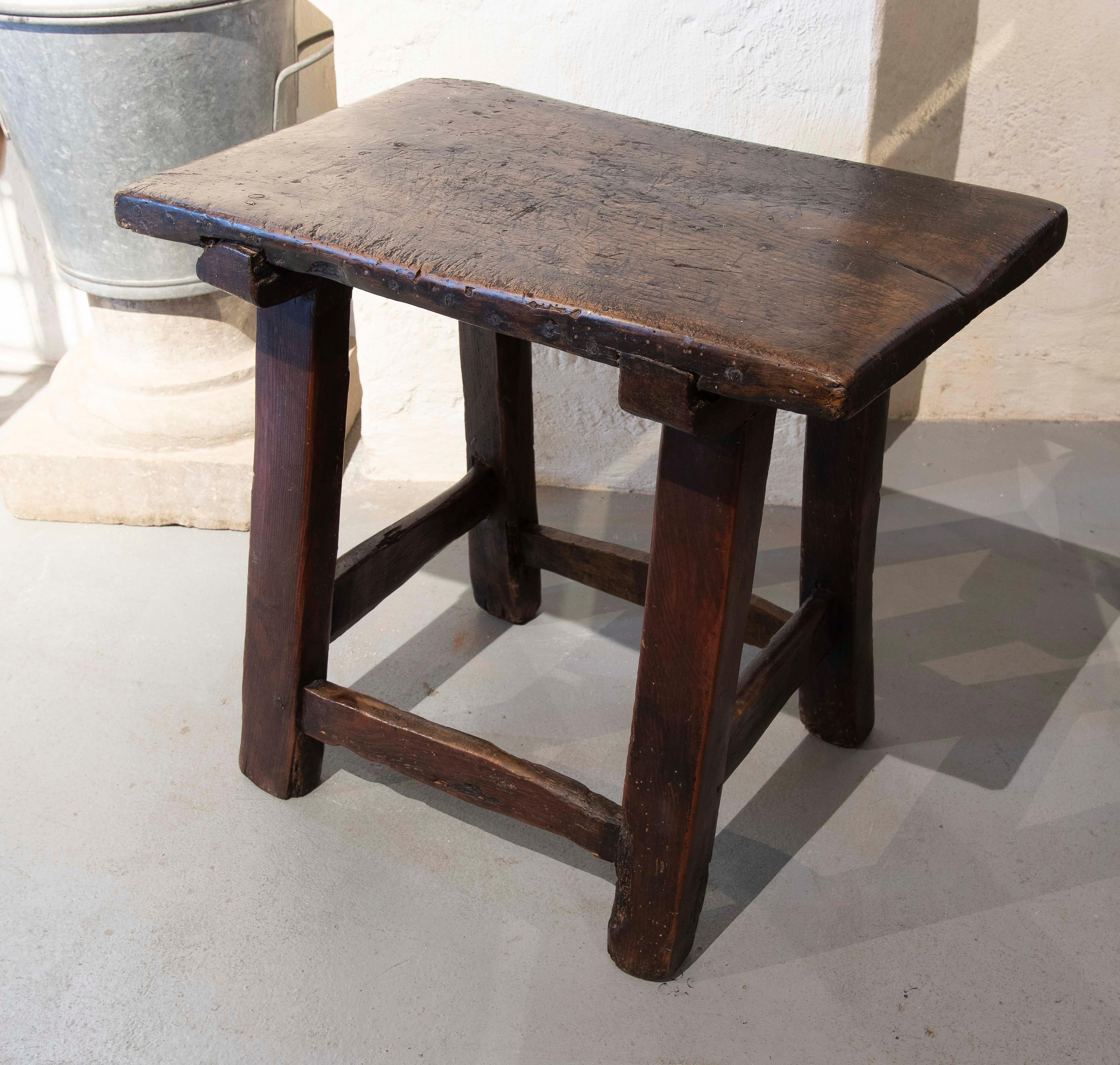 1930s Rustic Wooden Stool Table In Good Condition For Sale In Marbella, ES