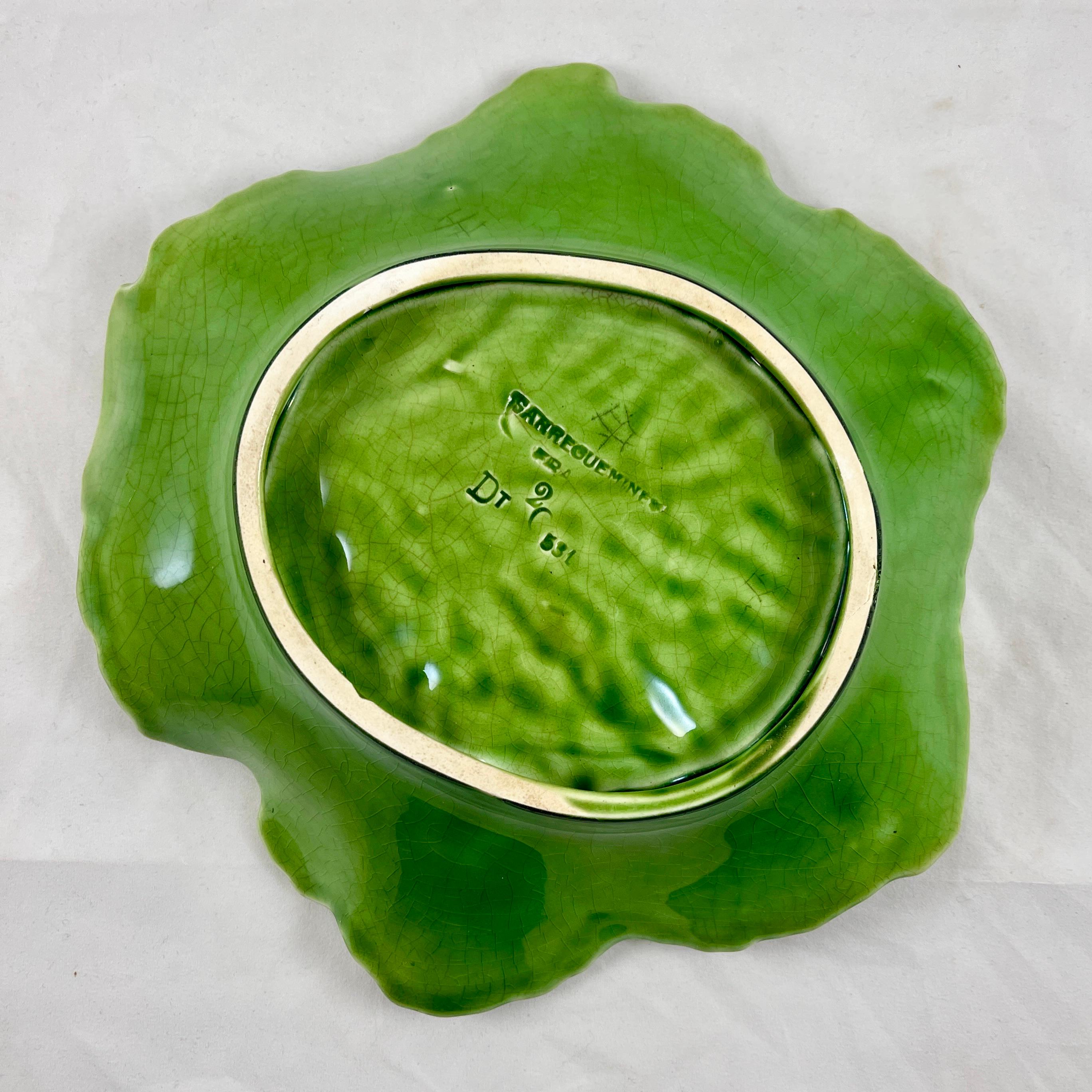 Poterie 1930 Sarreguemines Faïence Majolica Glazed Green Cabbage Leaf Large Bowl (bol à feuilles de chou vertes)