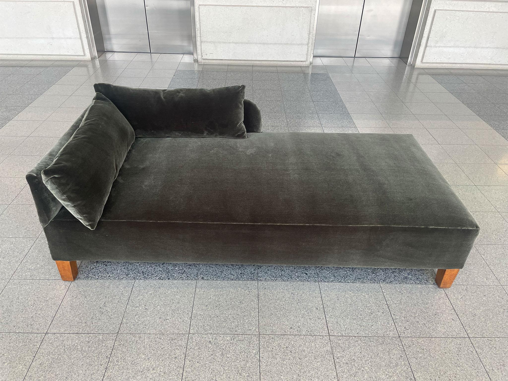 1930s Scandinavian Modern Daybed in Green Velvet Mohair In Good Condition For Sale In New York, NY