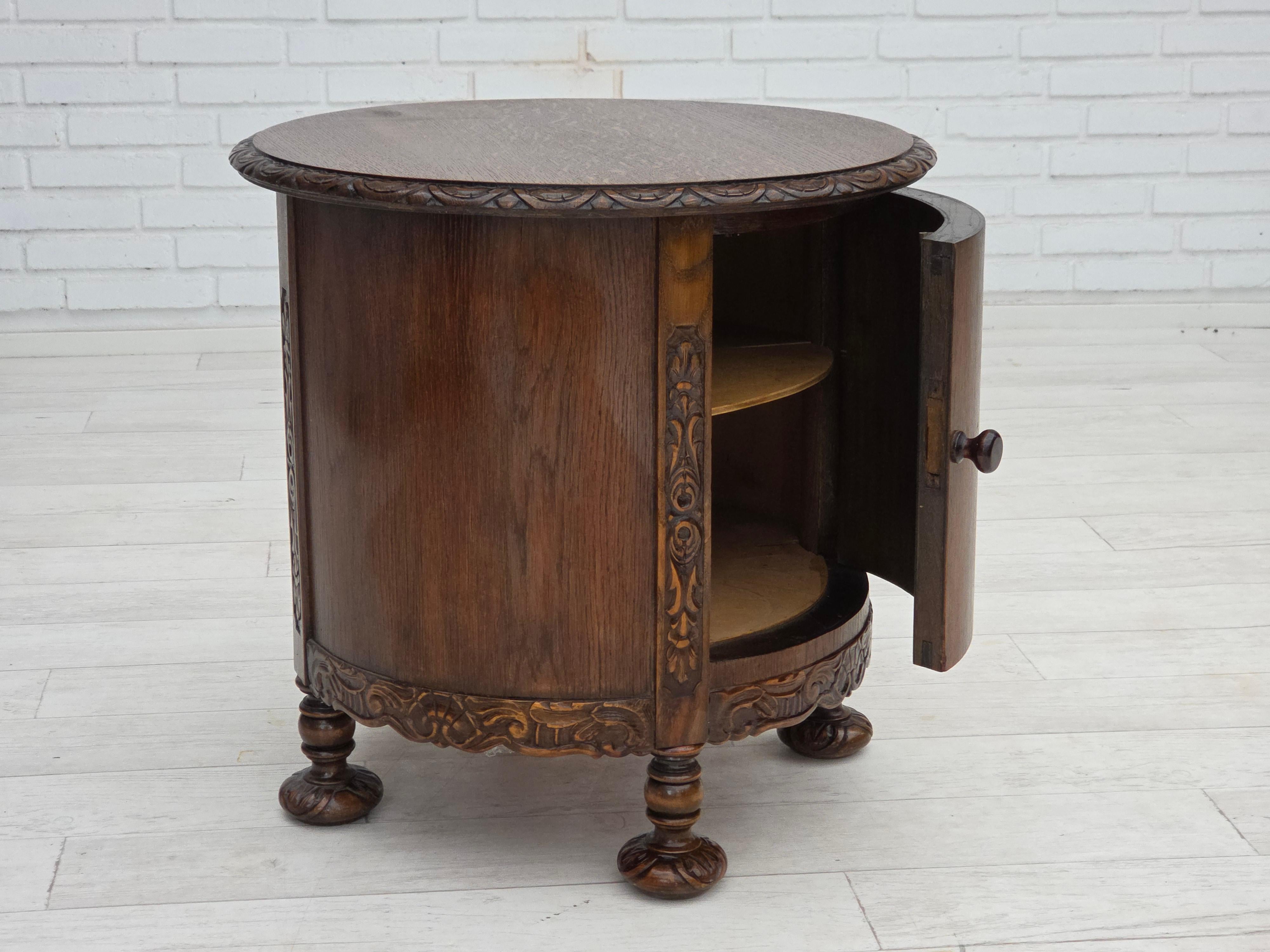 Armadietto scandinavo degli anni '30, in legno di quercia scuro. in vendita 4