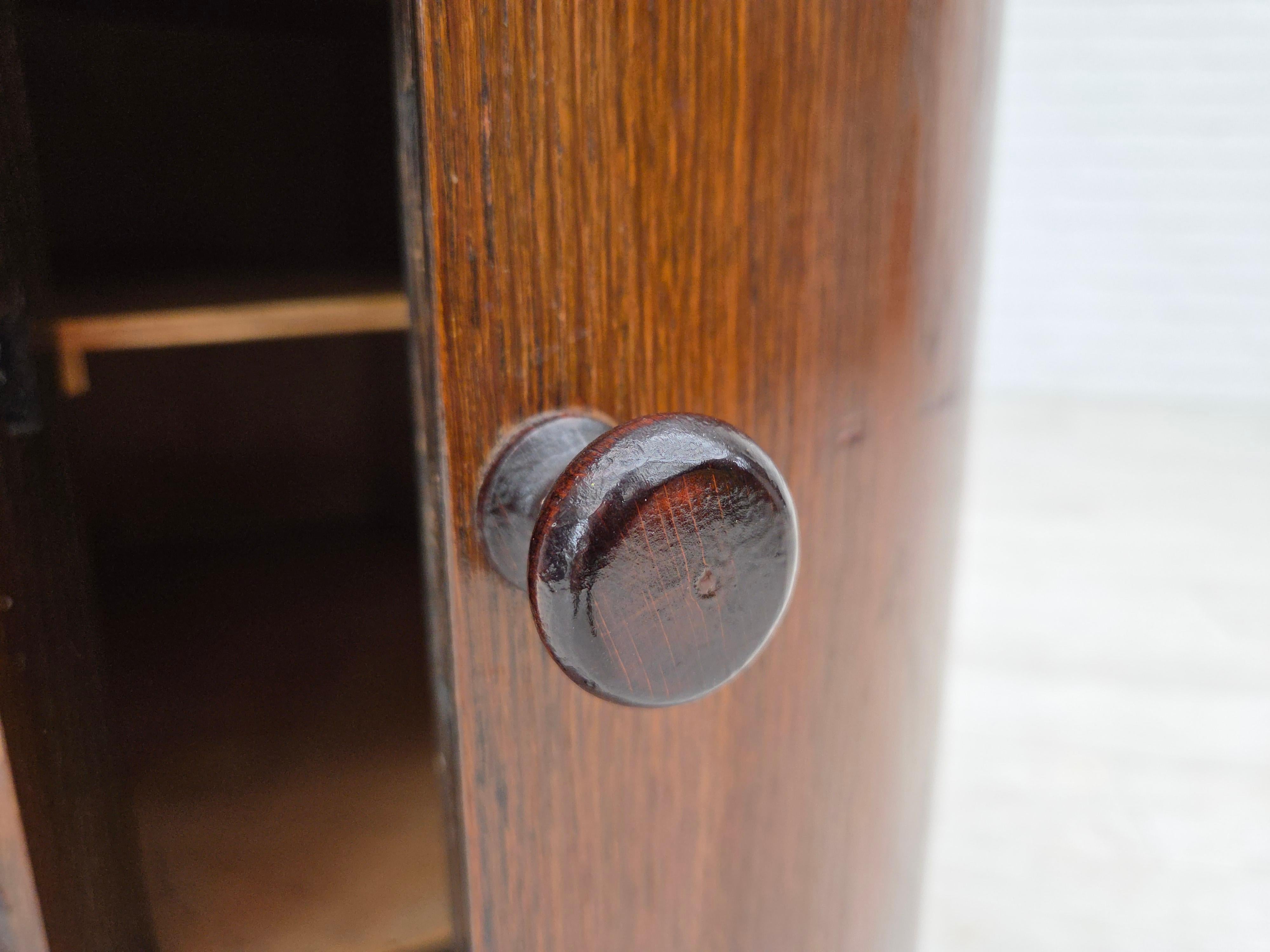 Armadietto scandinavo degli anni '30, in legno di quercia scuro. in vendita 6