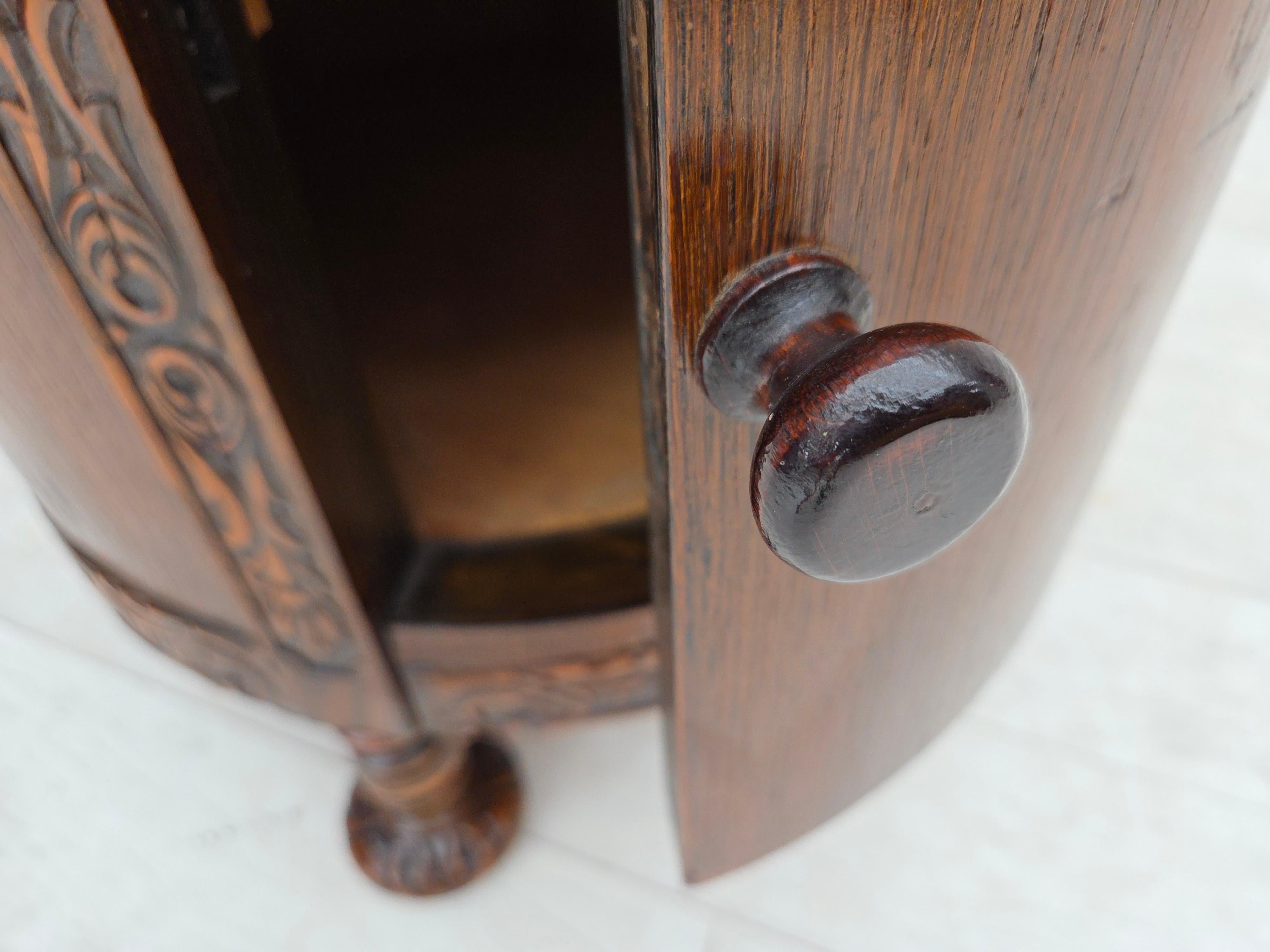 Armadietto scandinavo degli anni '30, in legno di quercia scuro. in vendita 7
