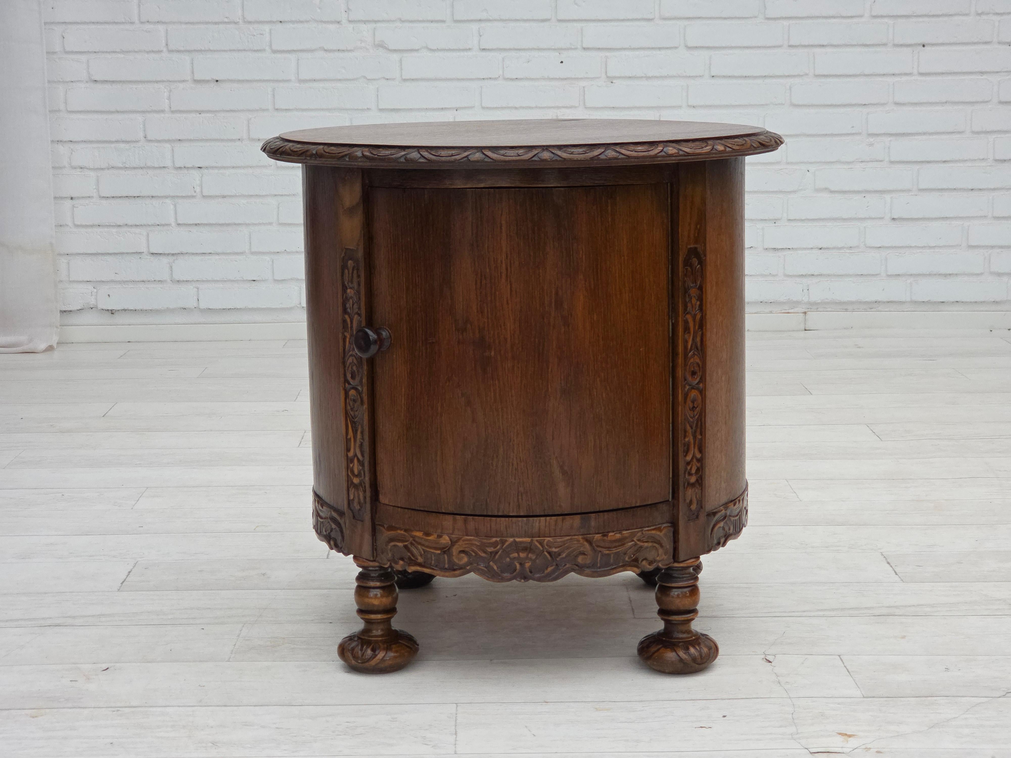 1930, mobile laterale scandinavo. Legno di quercia scuro. Condizioni originali buone: nessun odore, nessuna macchia e struttura stabile. Prodotto da un produttore di mobili danese o svedese intorno agli anni '1930. Design vintage scandinavo