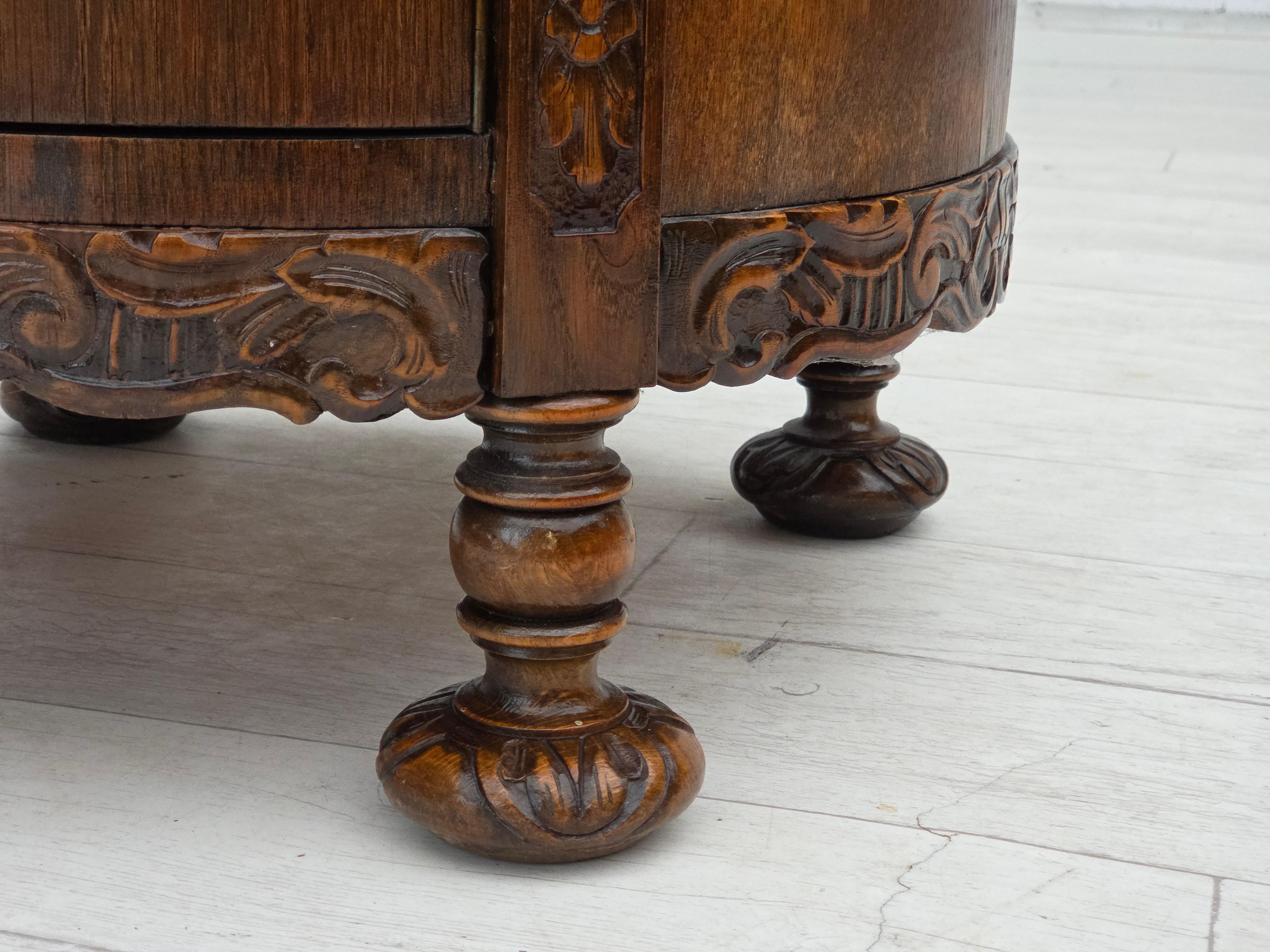 Danese Armadietto scandinavo degli anni '30, in legno di quercia scuro. in vendita