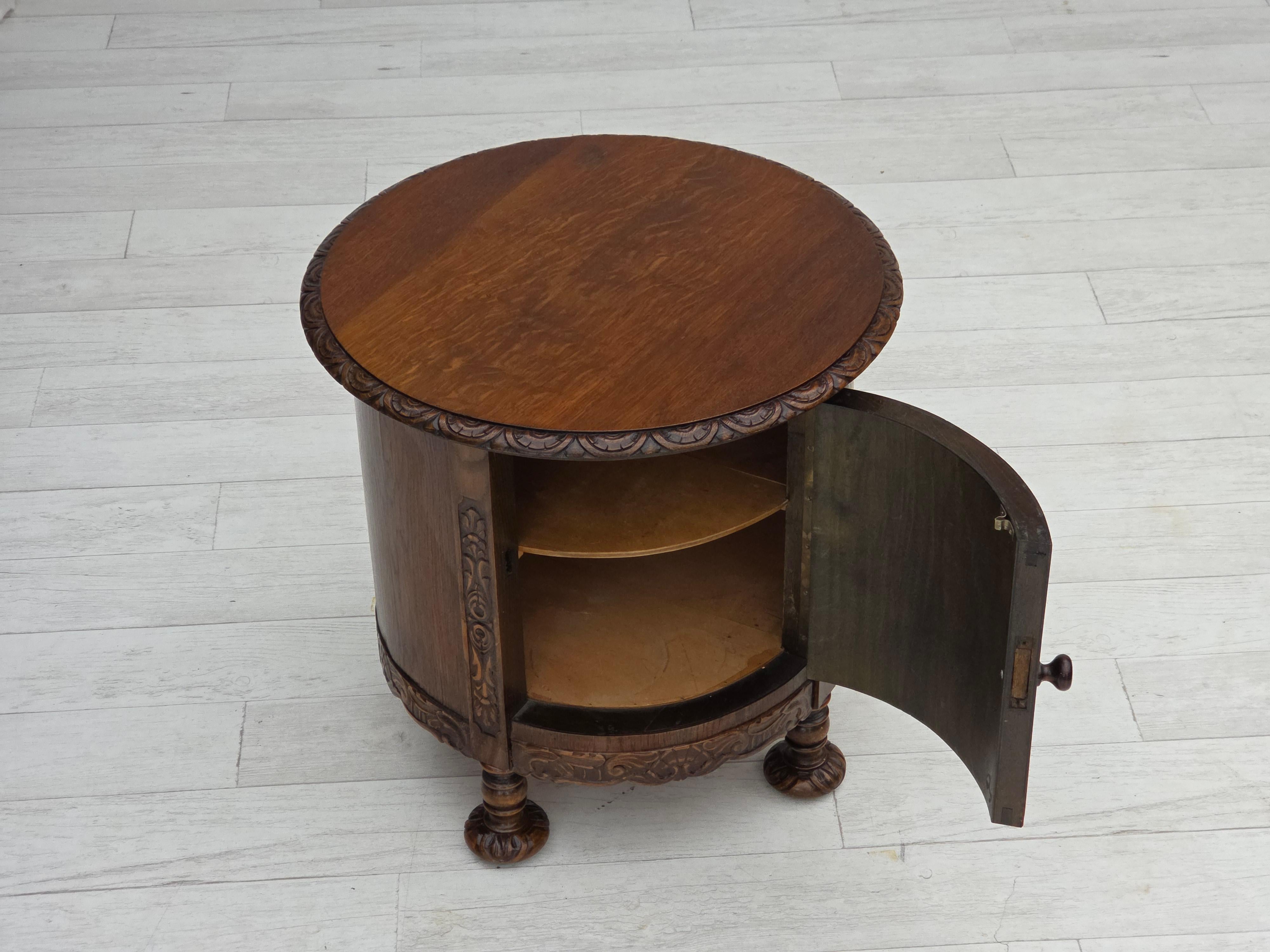 Metà XX secolo Armadietto scandinavo degli anni '30, in legno di quercia scuro. in vendita
