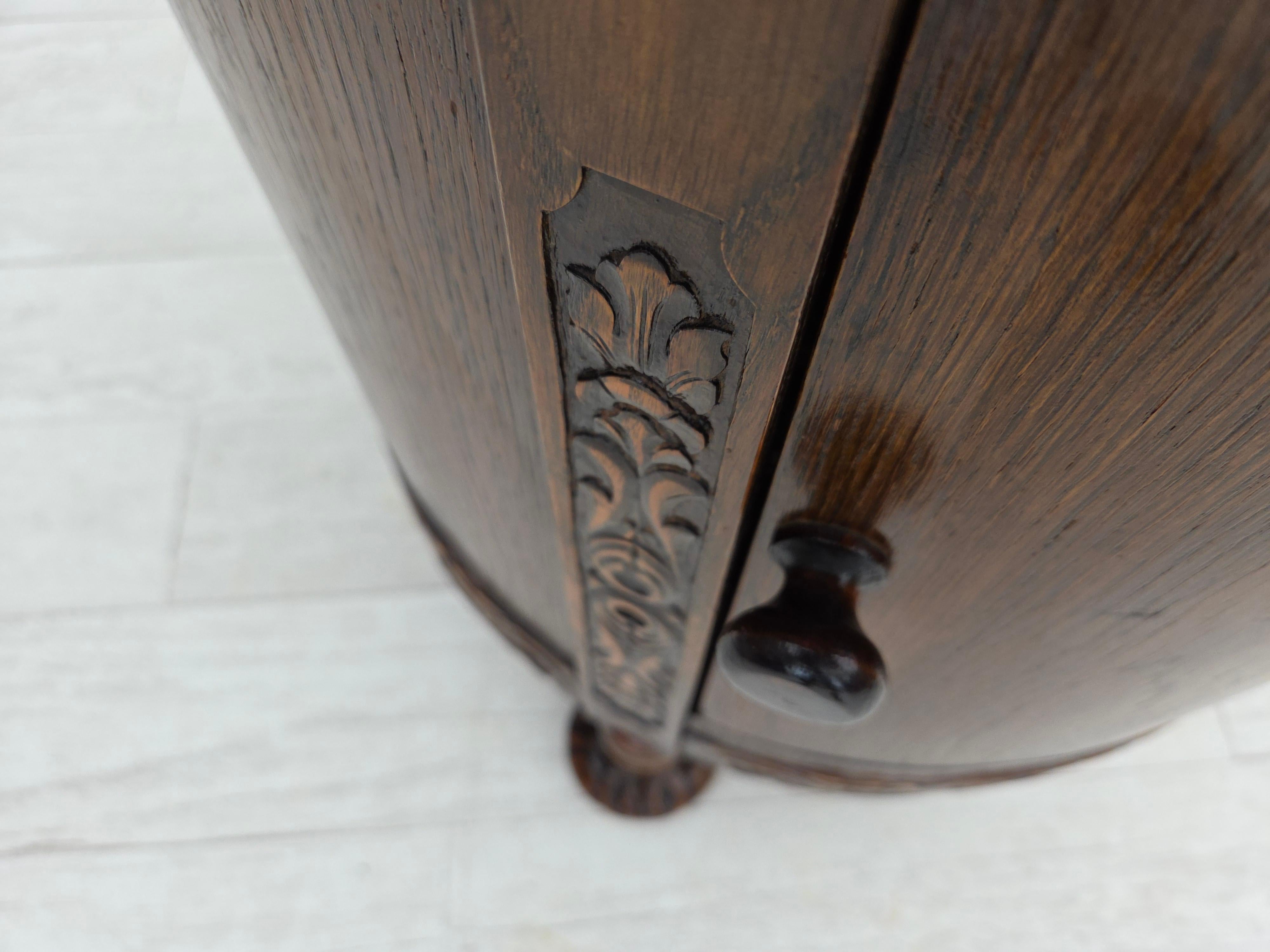 Armadietto scandinavo degli anni '30, in legno di quercia scuro. in vendita 1