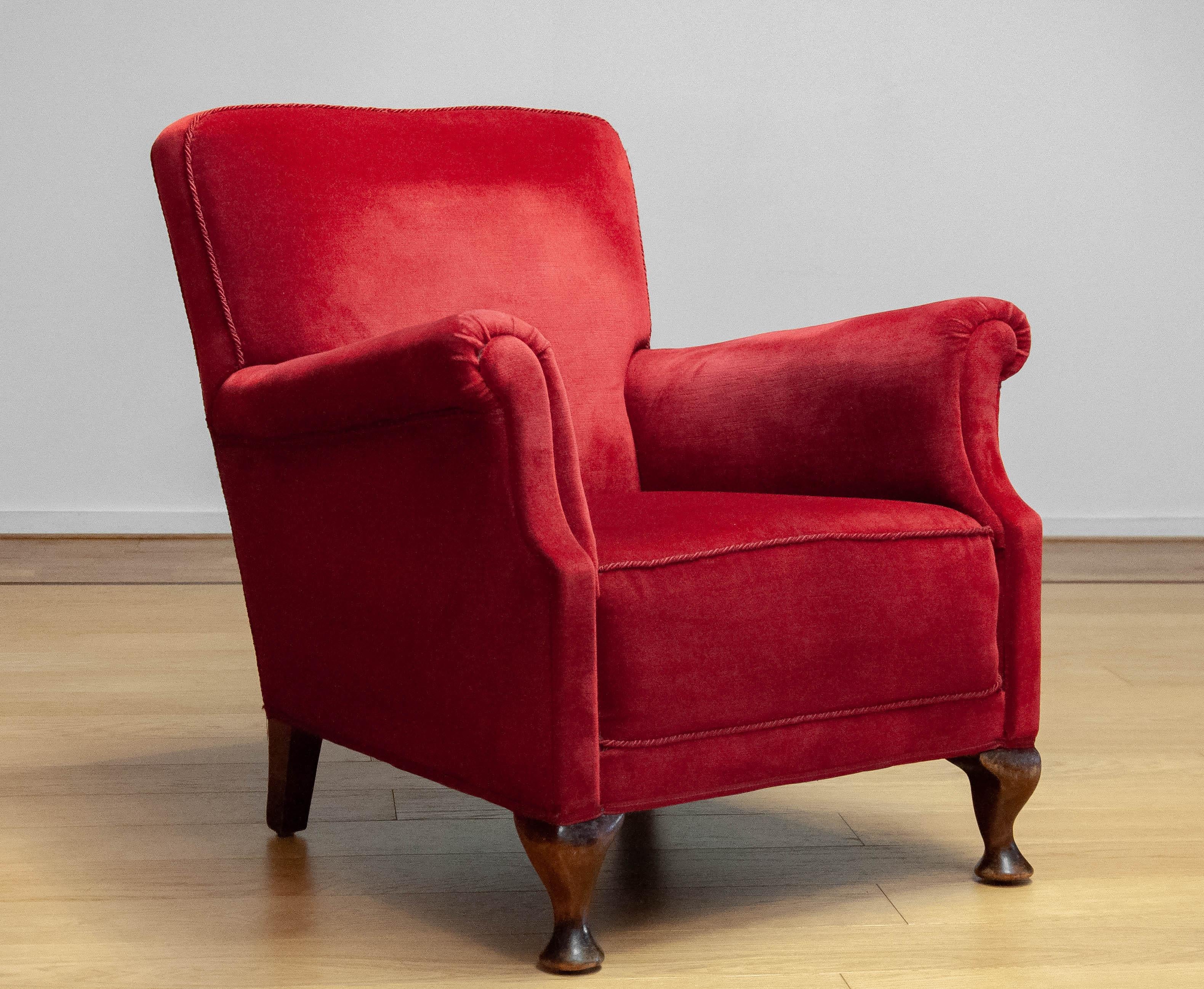 Schöner dänischer Sessel aus den 1930er Jahren, der in den 1970er Jahren mit rotem Samt / Velours neu gepolstert wurde. Die Stühle sind in einem sehr guten und sauberen Zustand und sitzen sehr bequem. Gurtband und Federn sind alle in gutem Zustand.