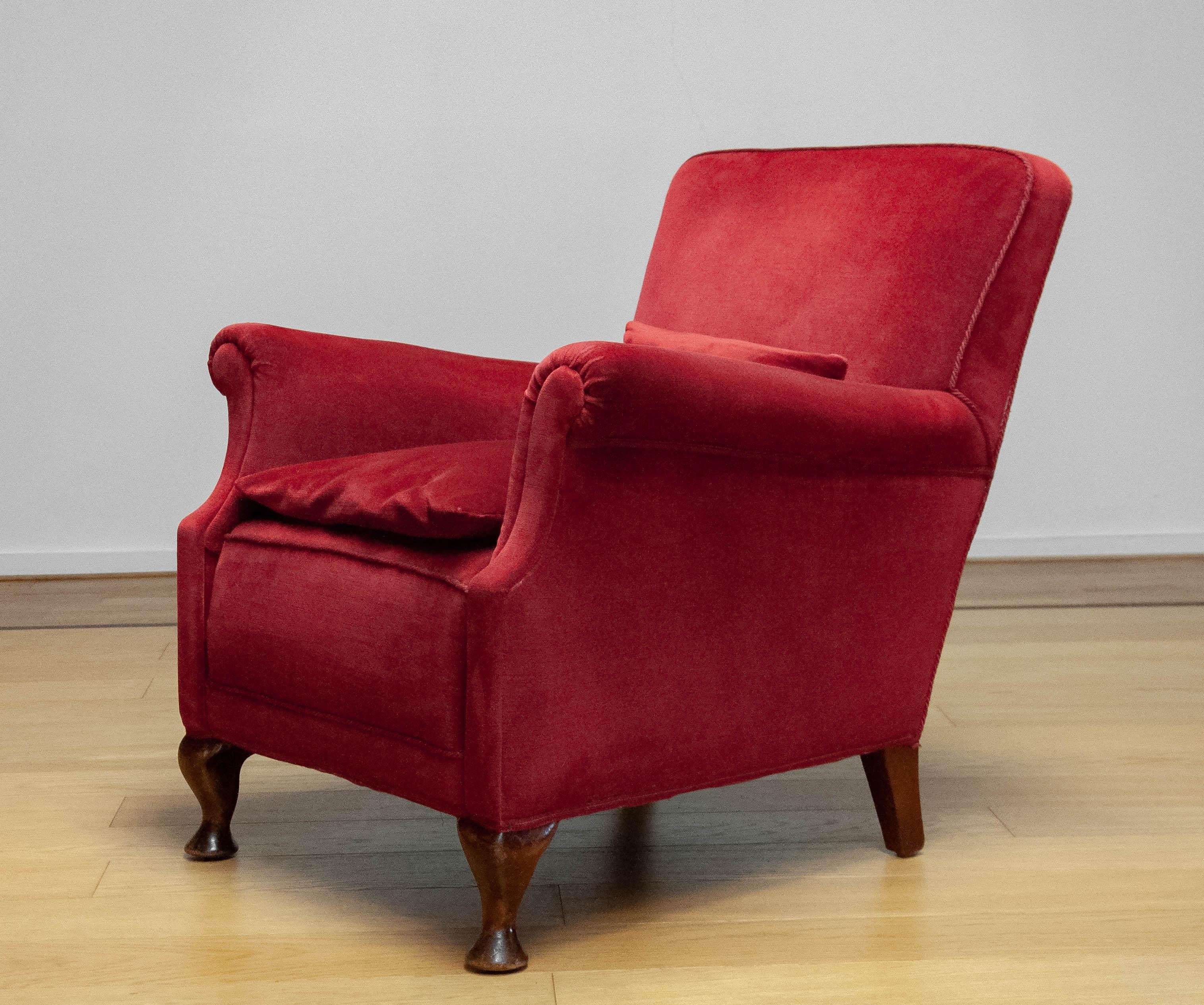Beautiful Danish lounge chair from the 1930s reupholstered in the 1970s with red velvet / velours. The chairs is in very good and clean condition and sits very comfortable. Webbing and springs are all in good condition. The chair has an extra sit