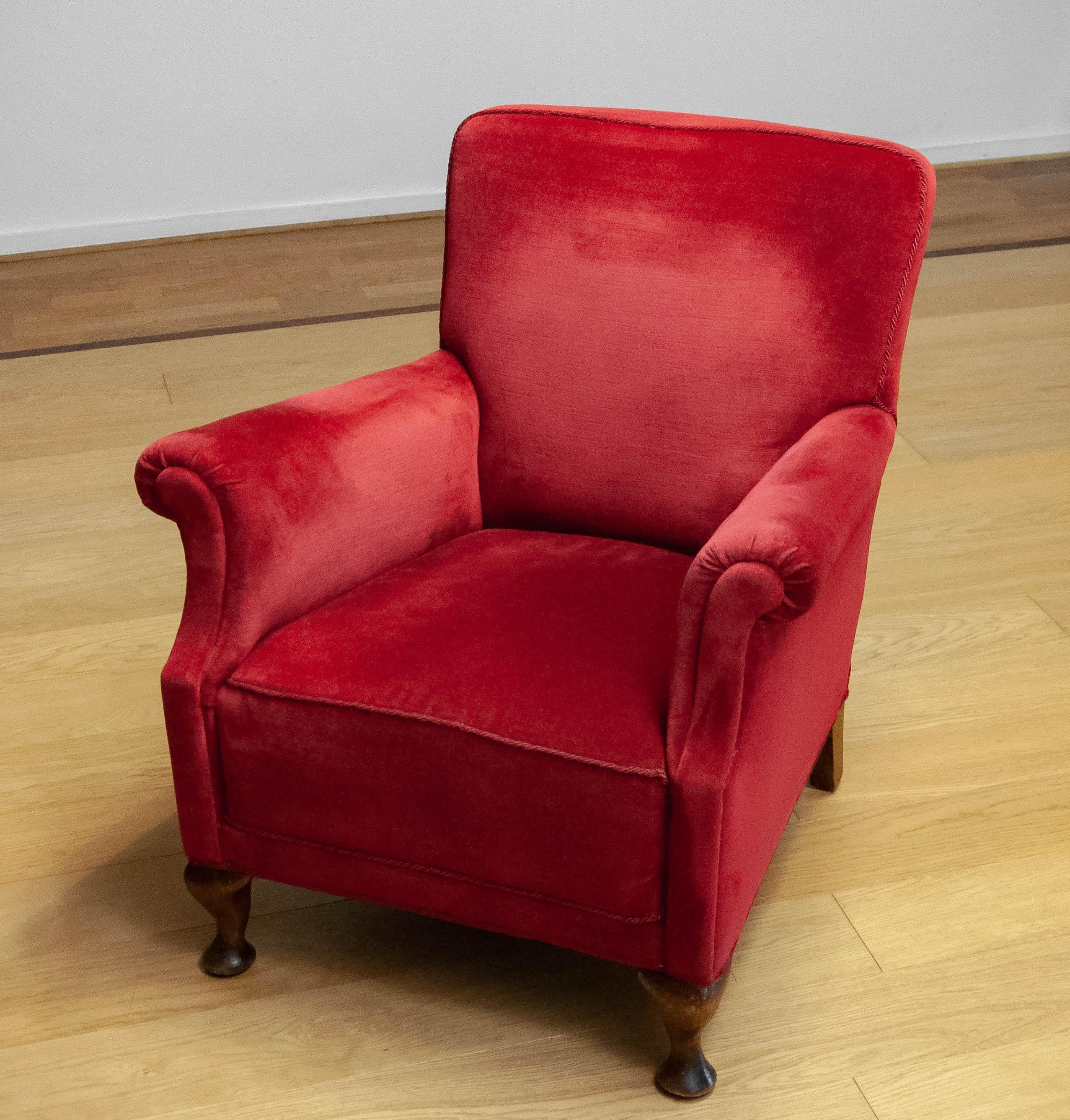 1930s Scandinavian Wine Red Velvet / Velours Lounge Chair Made In Denmark In Good Condition For Sale In Silvolde, Gelderland