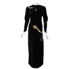 1930er Jahre Sears signierte Fashions handbemaltes goldenes Schlangenkleid aus schwarzem Samt