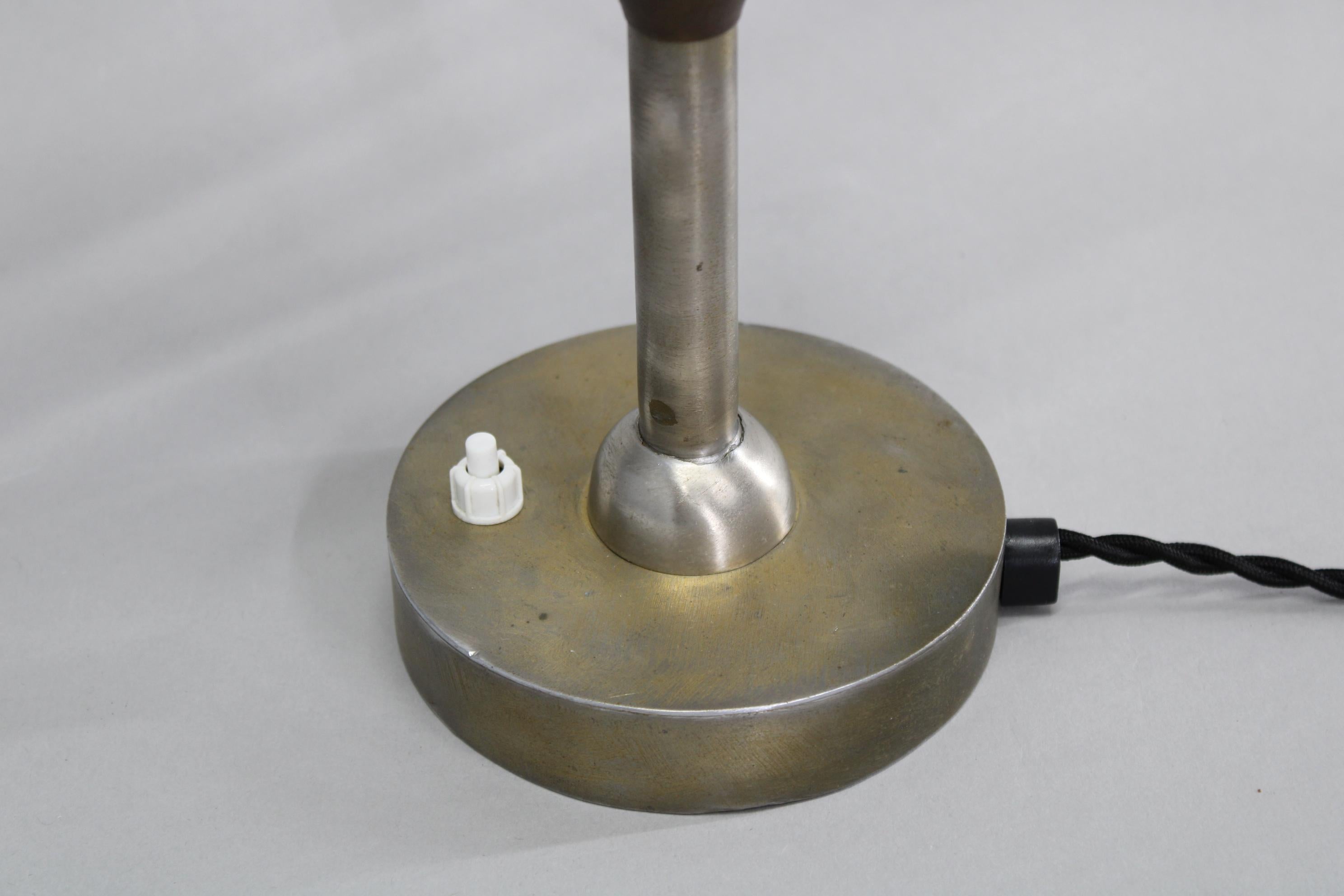 Lámpara de escritorio de latón y cristal de la Secesión de los años 30, Checoslovaquia en venta 4