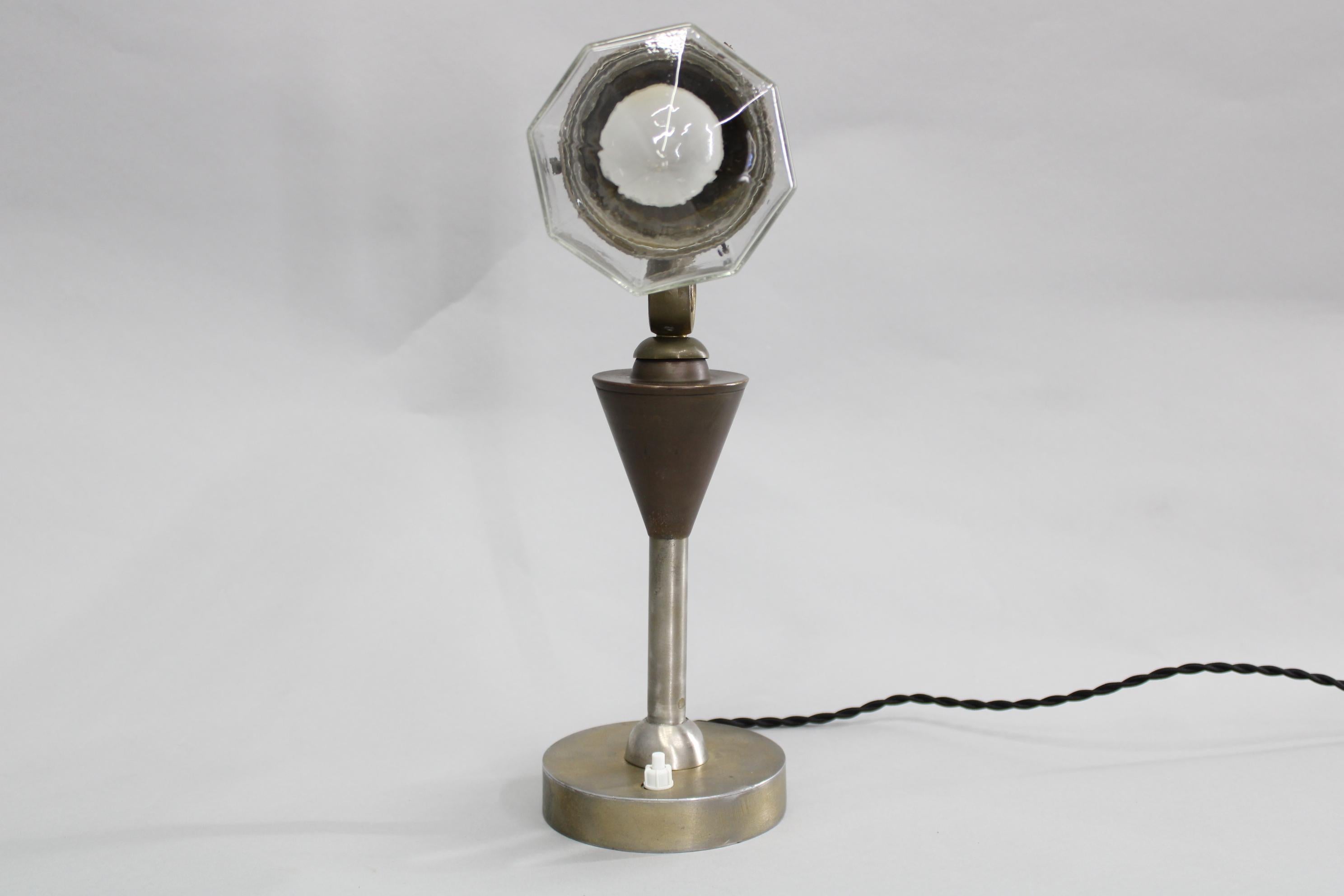 Lámpara de escritorio de latón y cristal de la Secesión de los años 30, Checoslovaquia en venta 6
