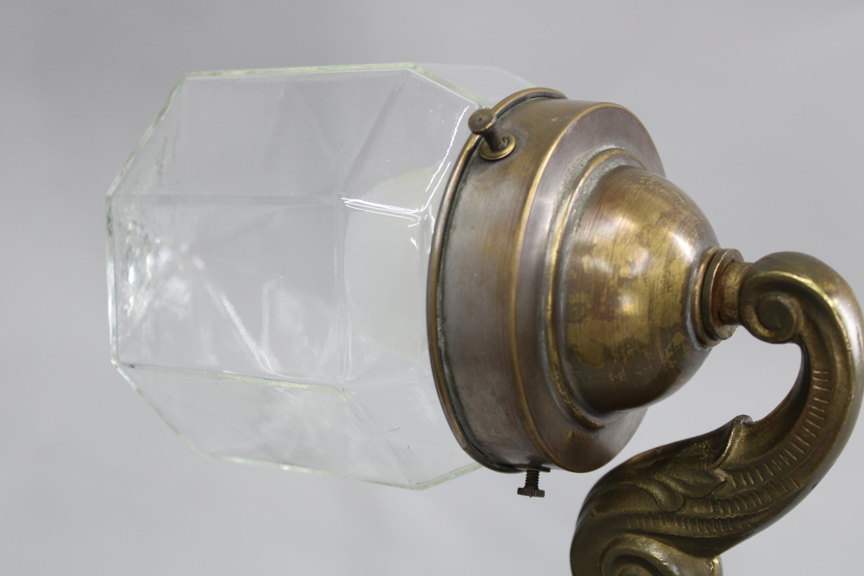 Lámpara de escritorio de latón y cristal de la Secesión de los años 30, Checoslovaquia Art Decó en venta