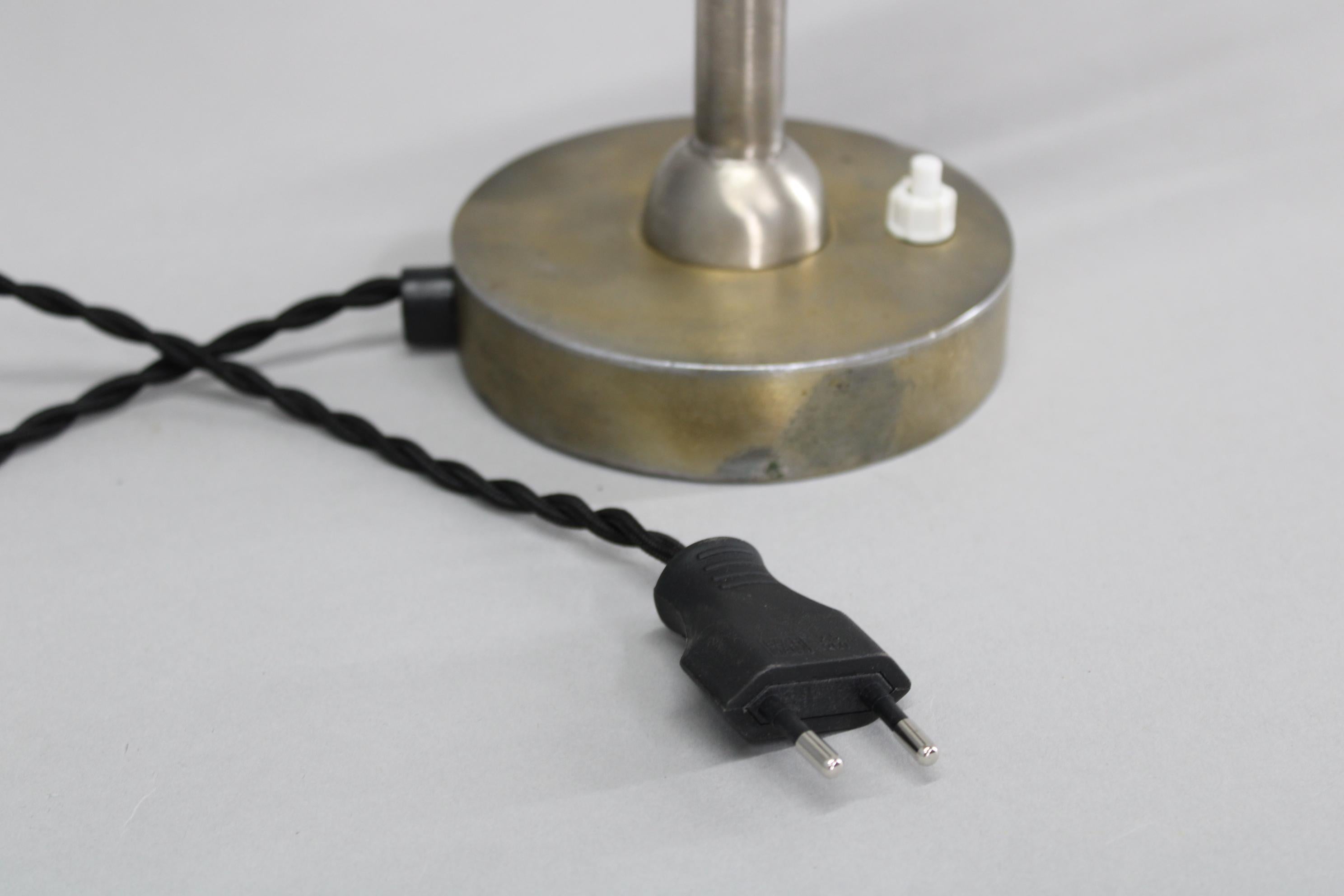 Lámpara de escritorio de latón y cristal de la Secesión de los años 30, Checoslovaquia en Bueno estado para la venta en Praha, CZ