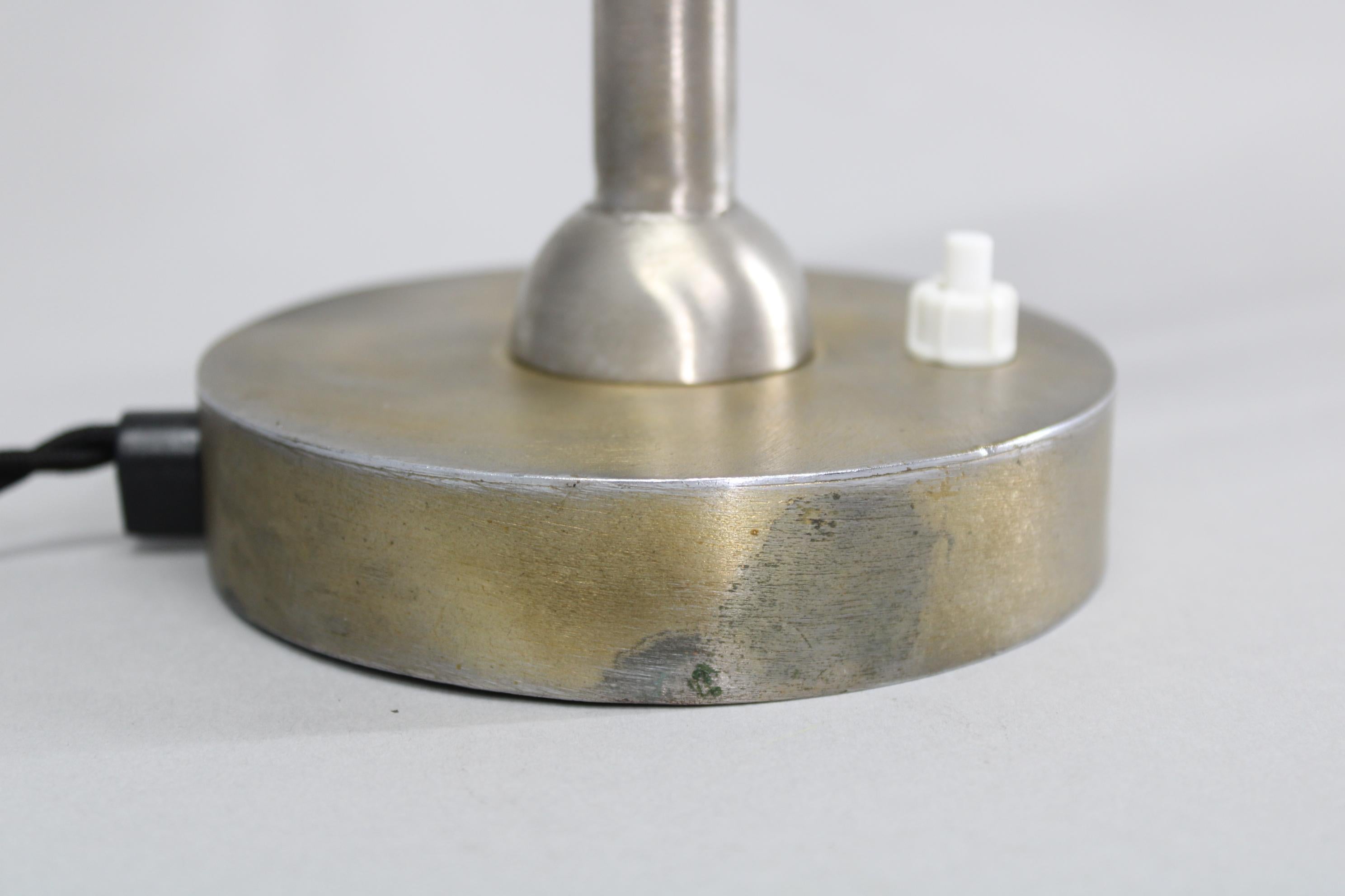 Lámpara de escritorio de latón y cristal de la Secesión de los años 30, Checoslovaquia mediados del siglo XX en venta