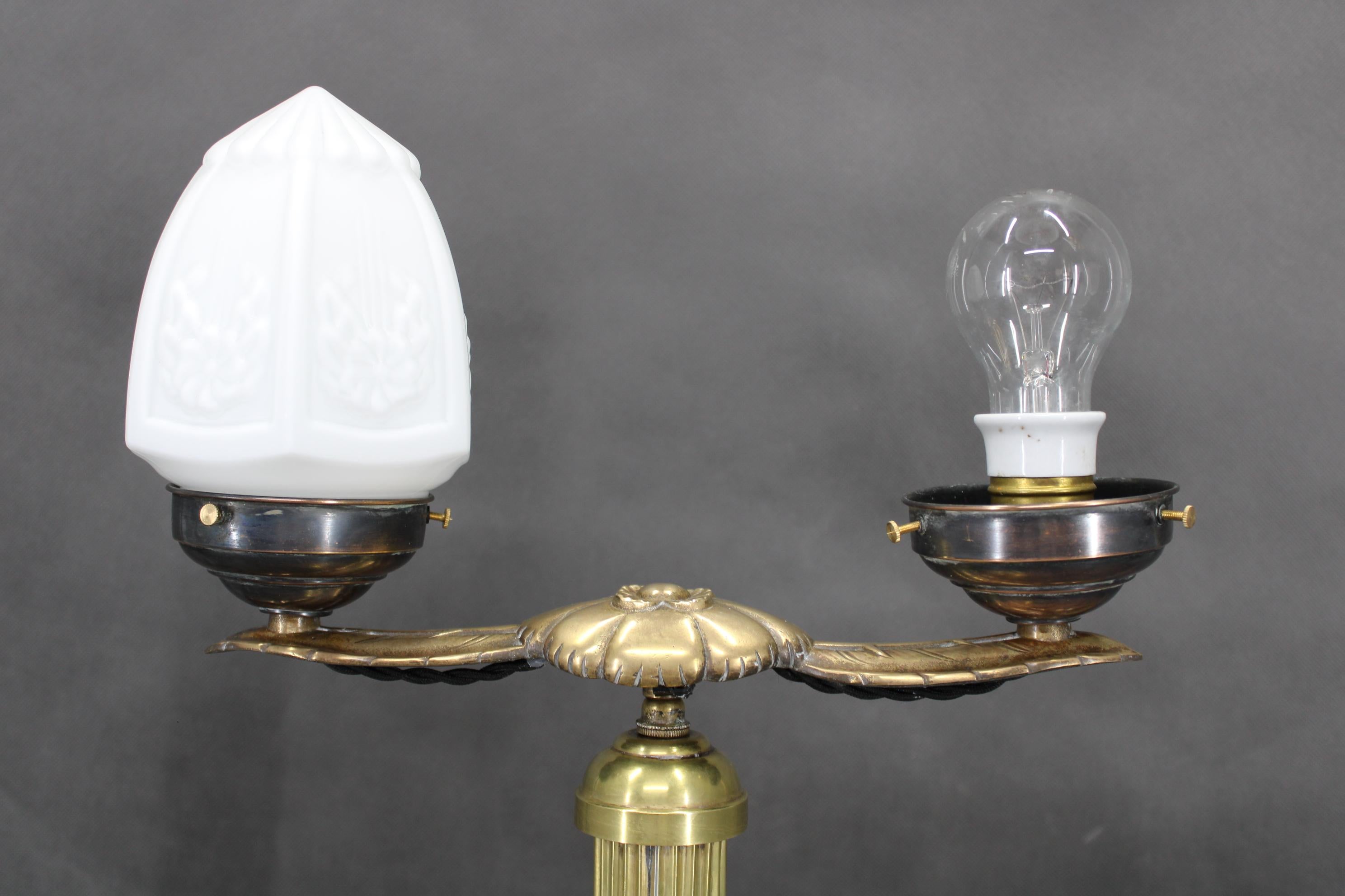 Lámpara de escritorio doble de latón y cristal de la Secesión de los años 30, Checoslovaquia en venta 4