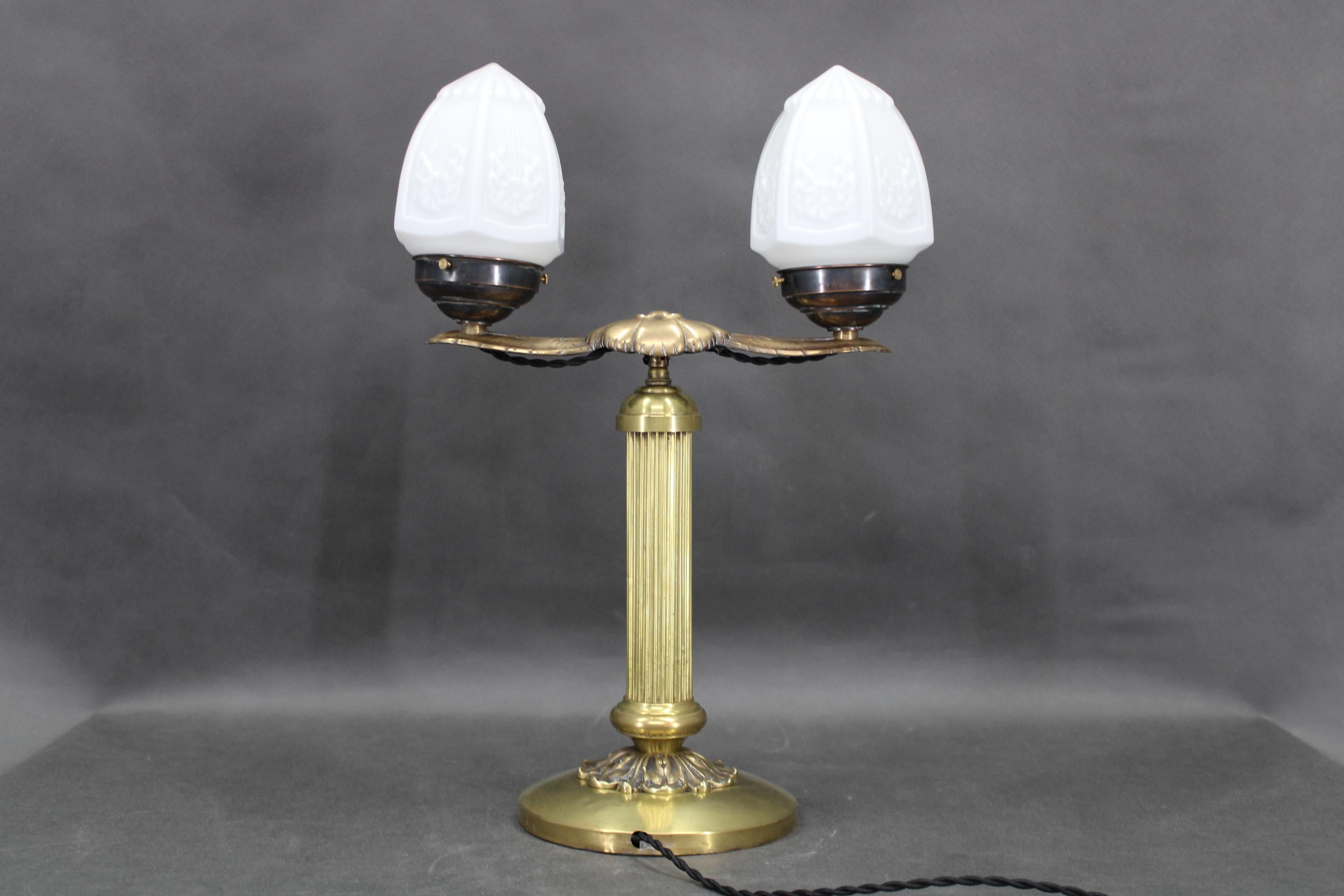 Lámpara de escritorio doble de latón y cristal de la Secesión de los años 30, Checoslovaquia en Bueno estado para la venta en Praha, CZ